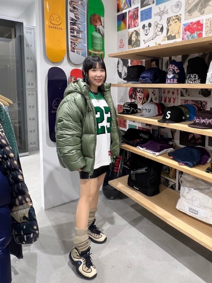 Supreme Featherweight Down Puffer Jacket Black - 23FW, Supreme Featherweight Down Puffer Jacket Olive - 23FW 착용 스타일 - 2