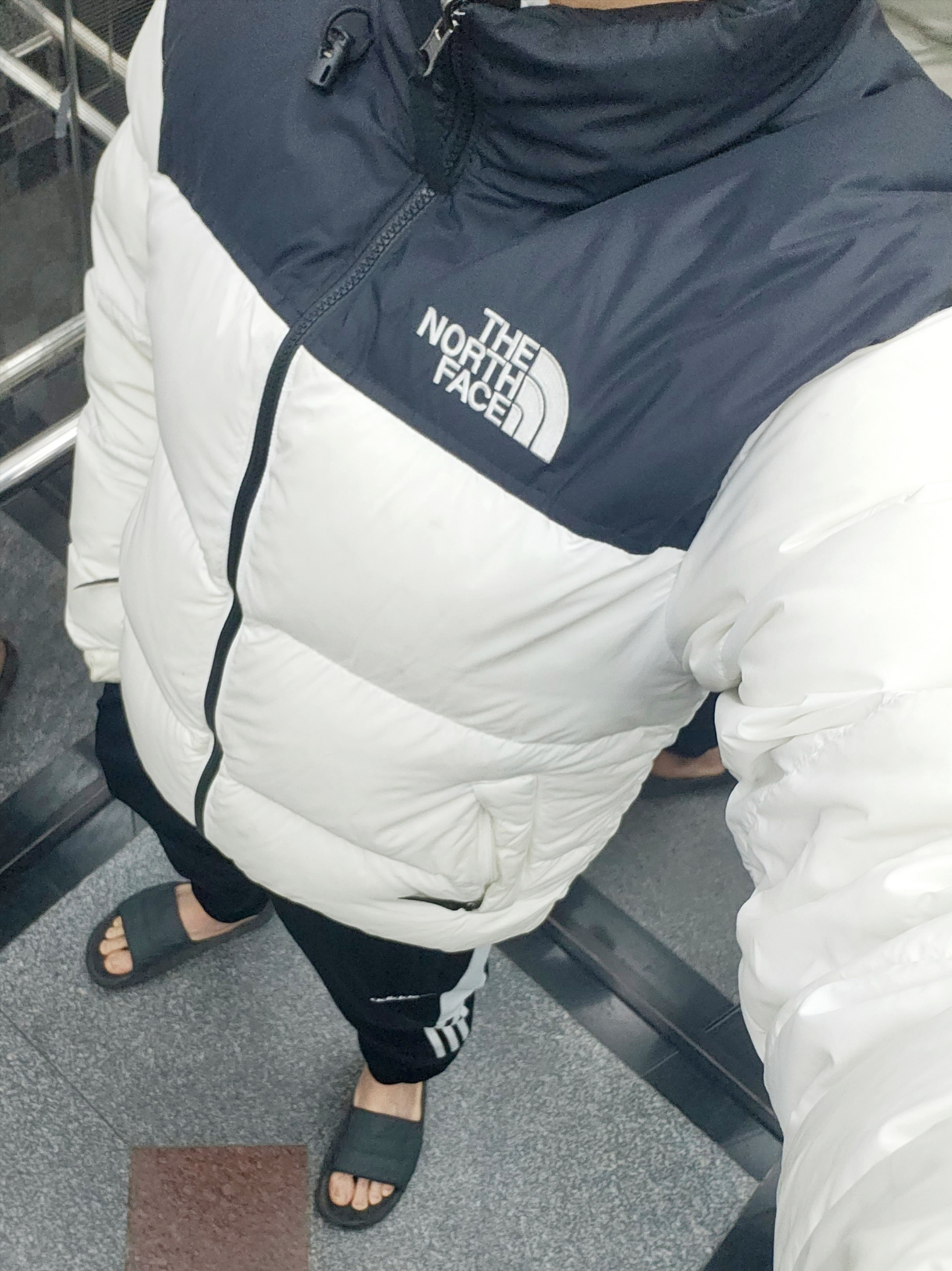 The North Face 1996 Eco Nuptse Jacket White, Adidas Adilette 22 Carbon 착용 스타일