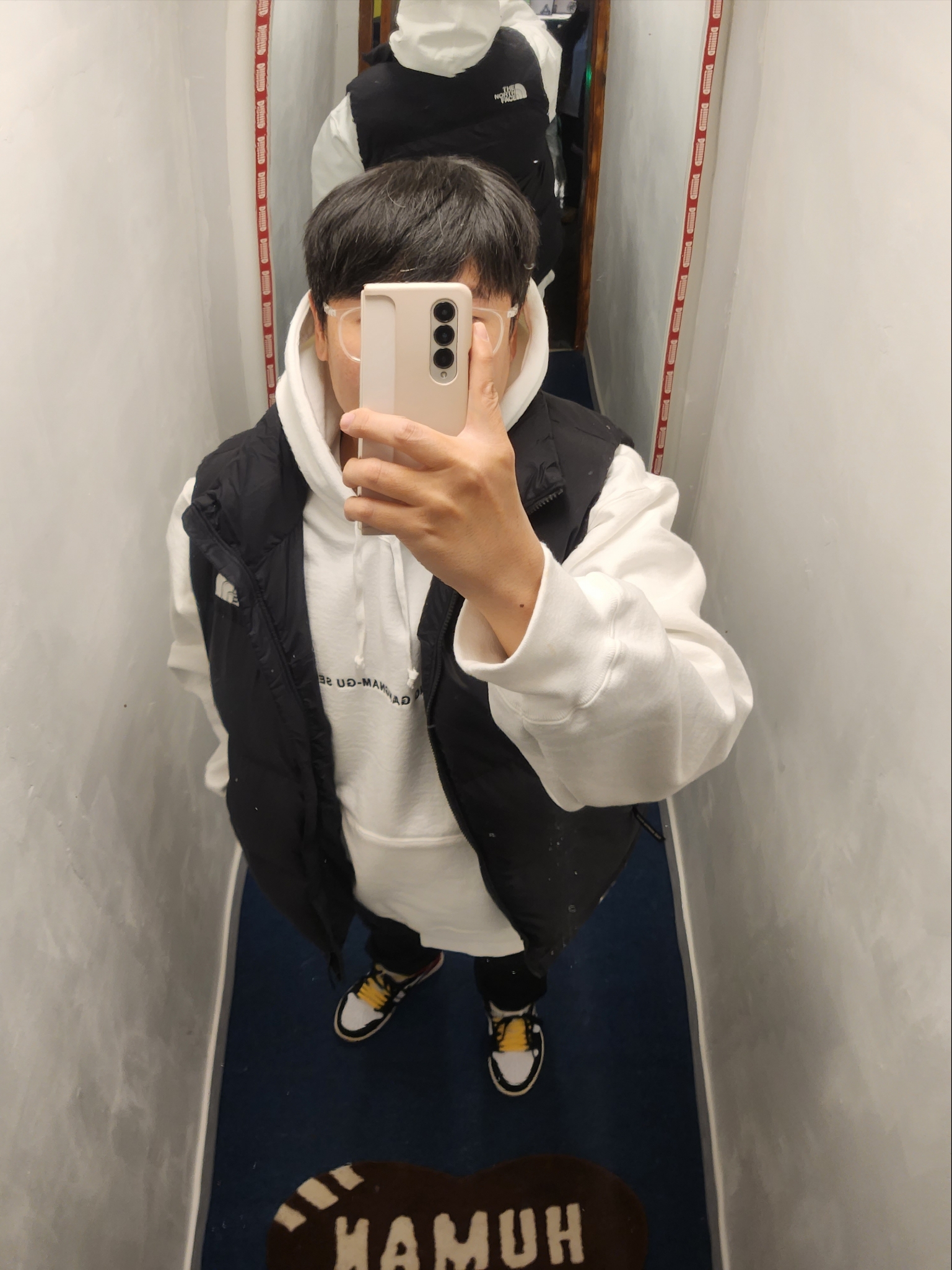 The North Face Nuptse On Ball Vest Real Black, Supreme Seoul Shop Small Box Hooded Sweatshirt White - 23FW 착용 스타일