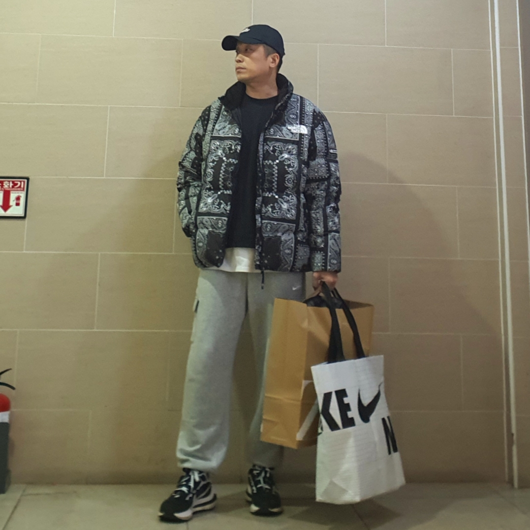 The North Face Novelty Lofty Down Jacket Real Black, Nike x Sacai VaporWaffle Black White 착용 스타일 - 2