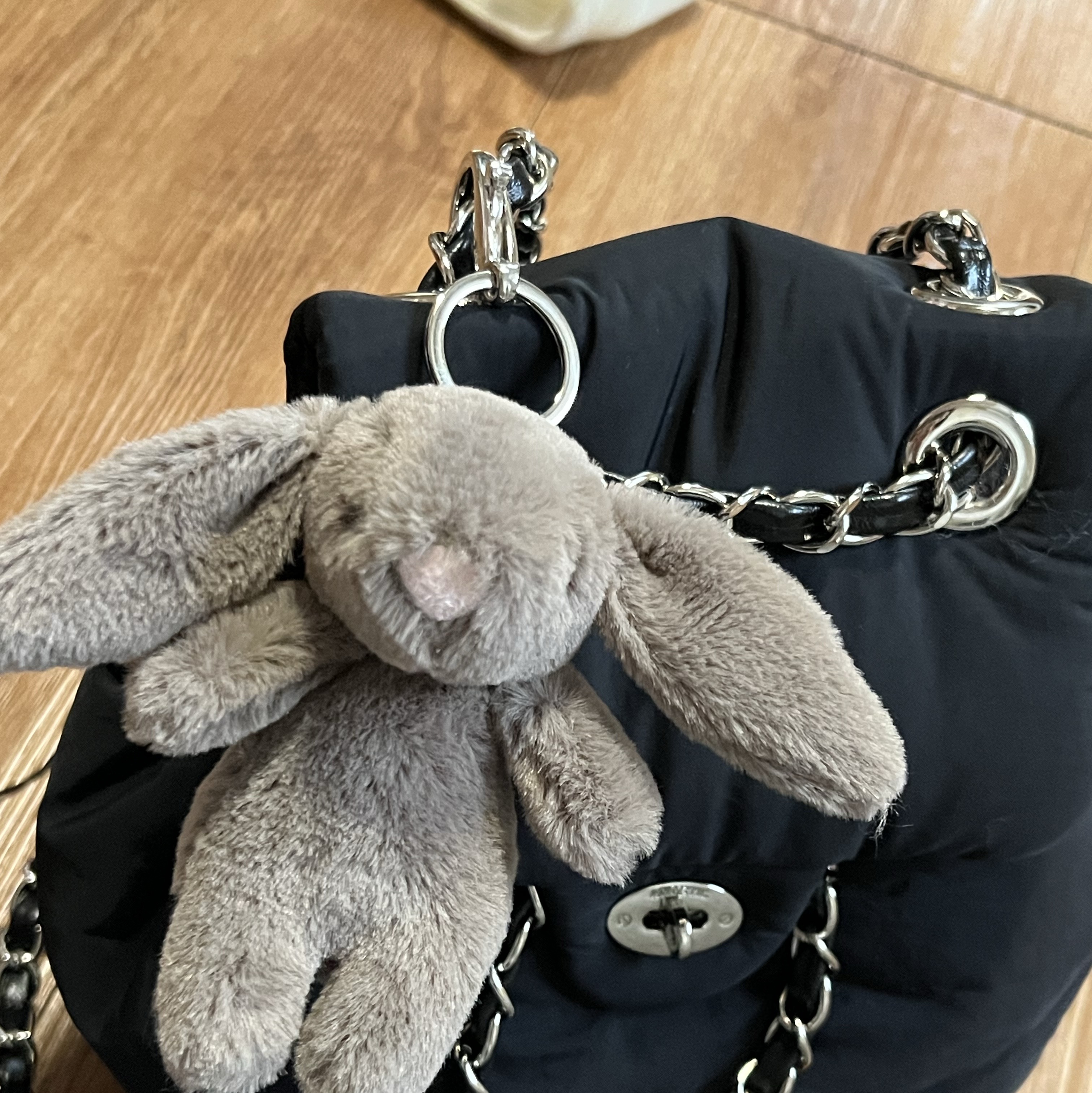 Jellycat Bashful Bunny Truffle Bag Charm Brown 착용 스타일