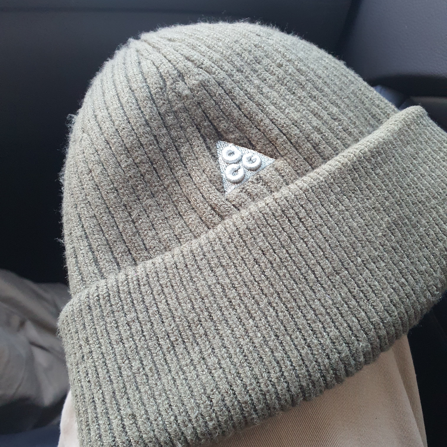 Nike NRG ACG Cuffed Beanie Medium Olive 착용 스타일