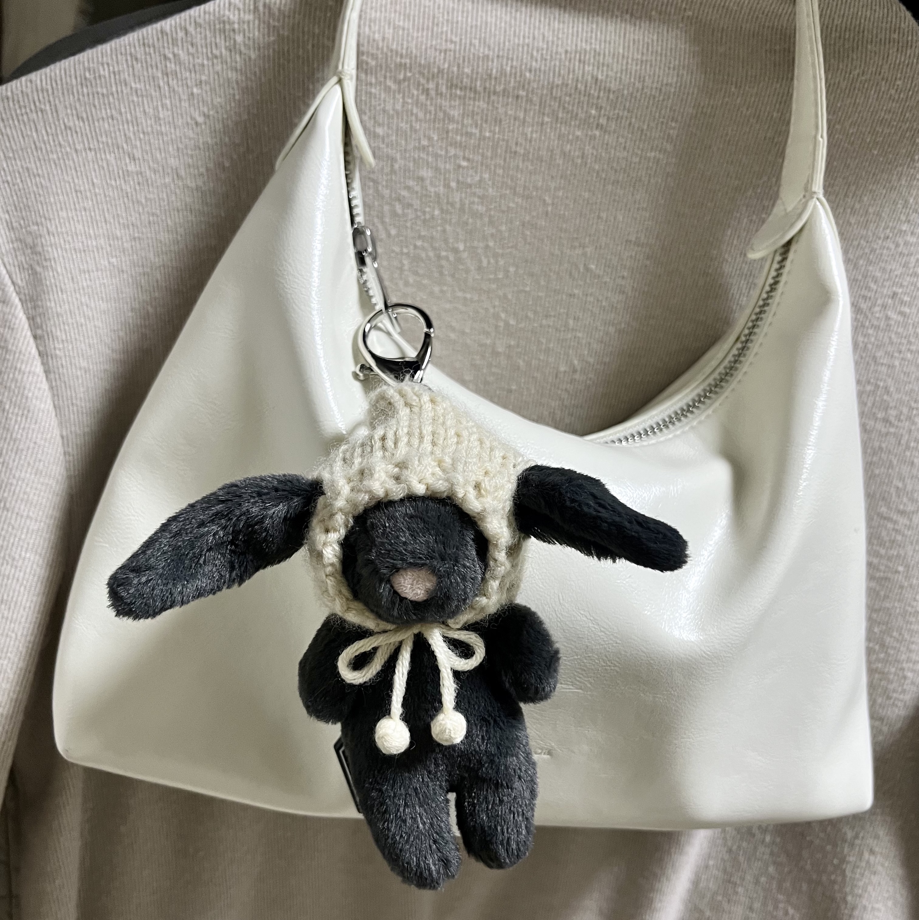 Jellycat Bashful Bunny Bag Charm Ink 착용 스타일