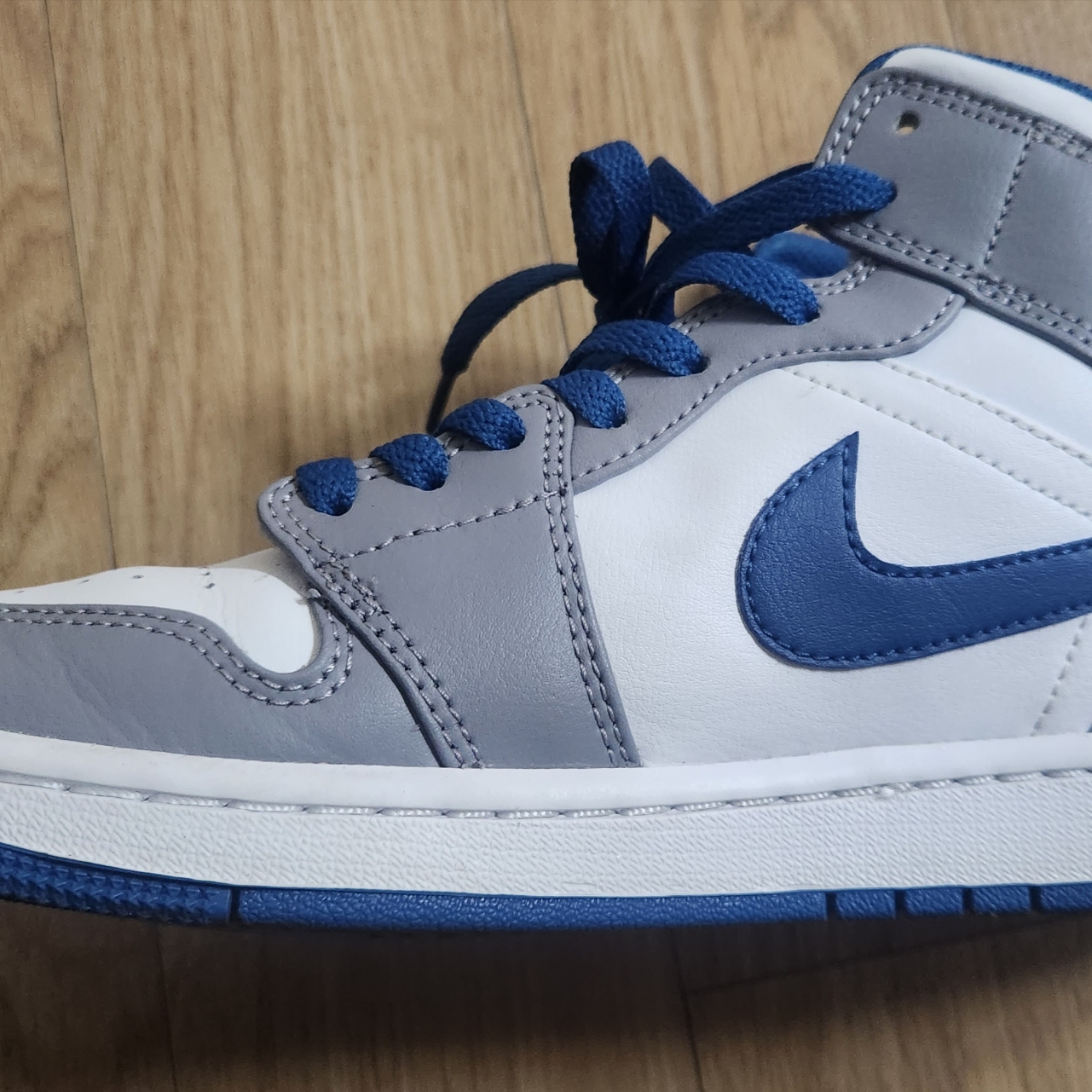 Jordan 1 Mid Cement Grey True Blue 착용 스타일 - 1
