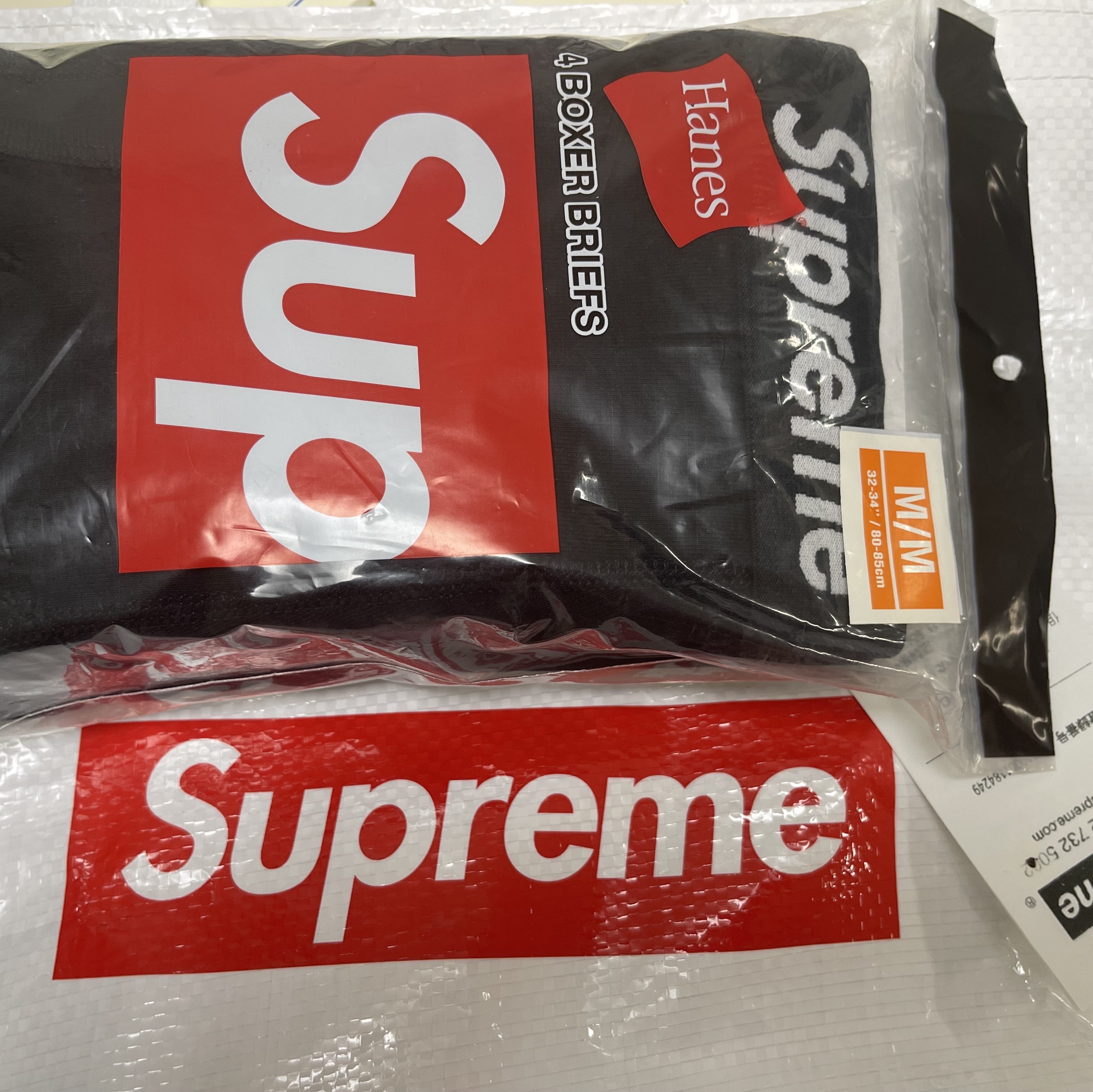 Supreme Hanes Boxer Briefs Black (4 Pack) 착용 스타일