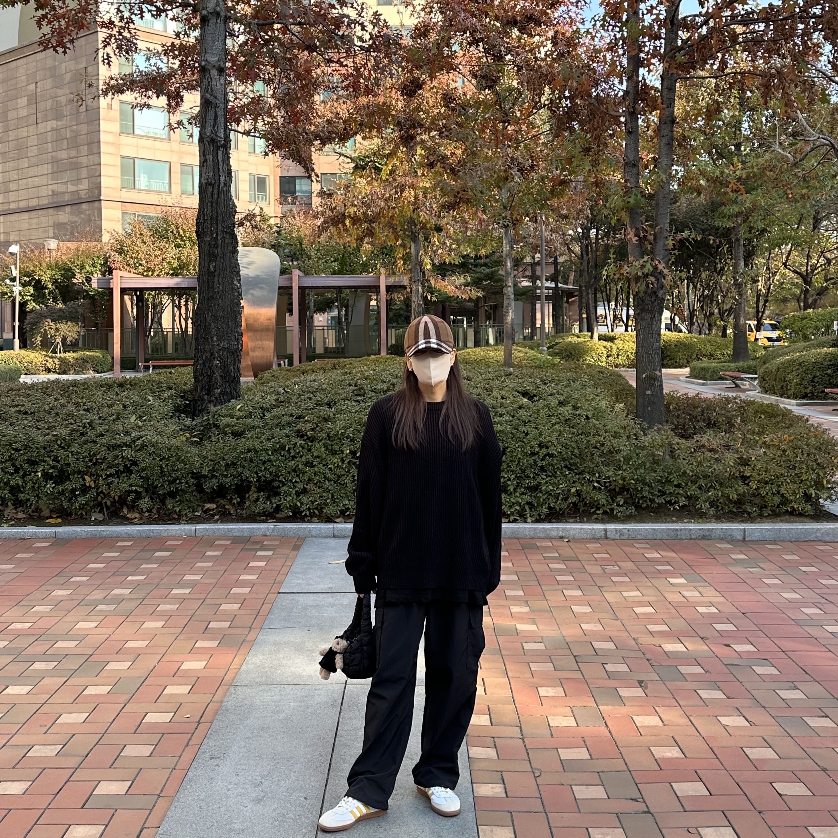COS Quilted Micro Bag Black, (W) Burberry Exaggerated Check Wool Baseball Cap Birch Brown 착용 스타일 - 3