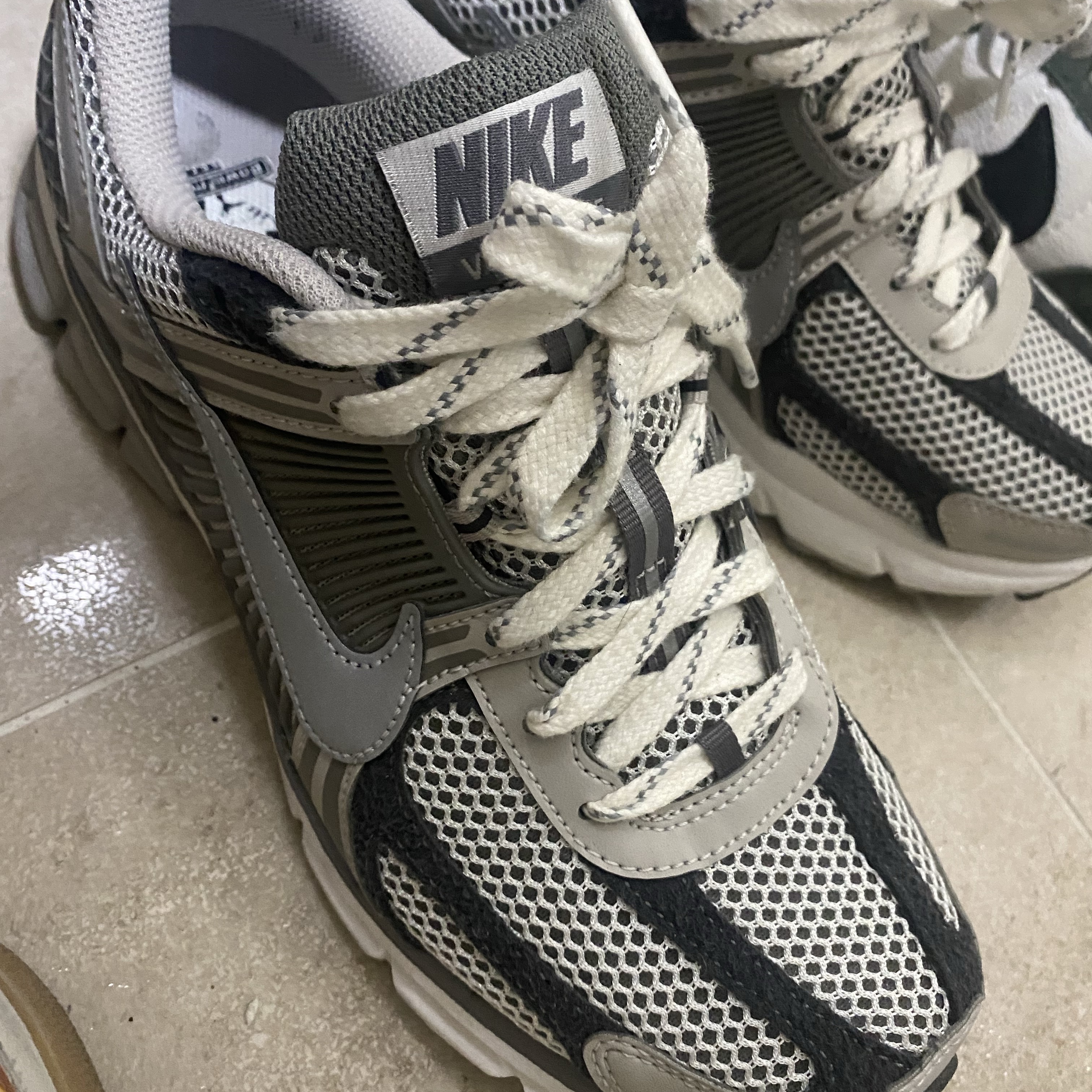 Nike Zoom Vomero 5 PRM Light Iron Ore and Flat Fewter 착용 스타일
