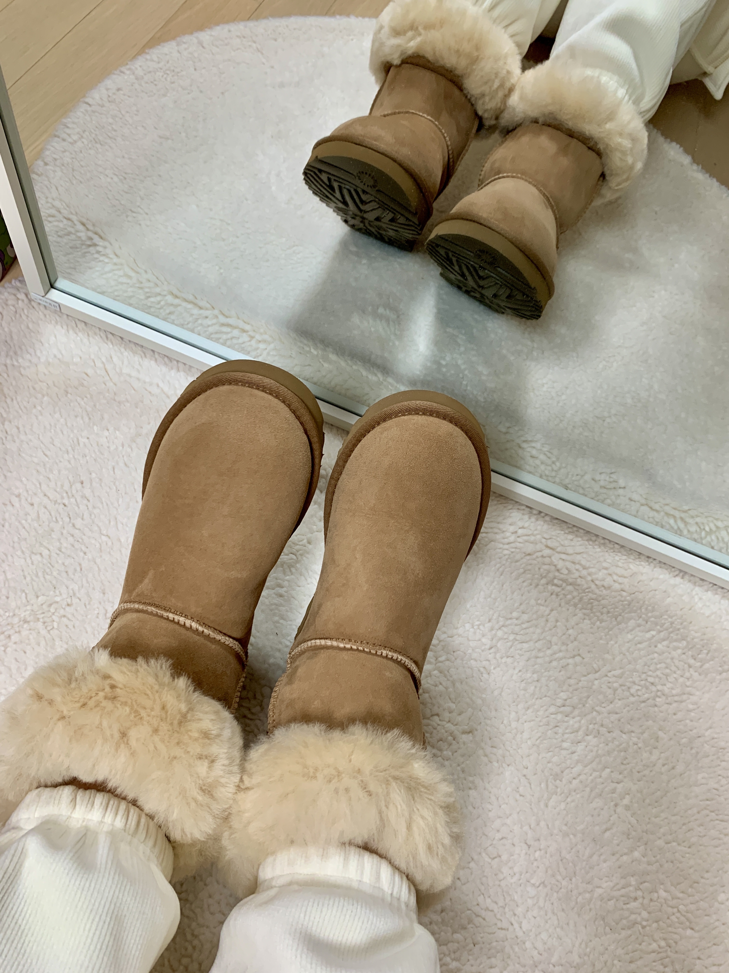 (W) UGG Classic Short II Boots Chestnut 착용 스타일 - 3