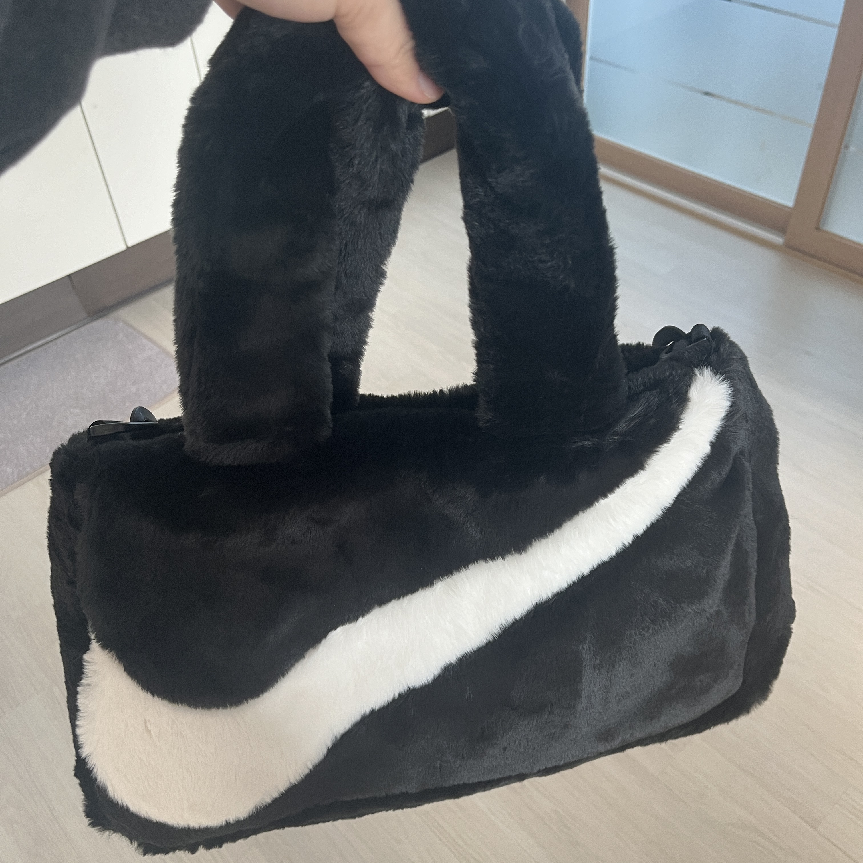 Nike NSW Faux Fur Tote Bag Black 착용 스타일