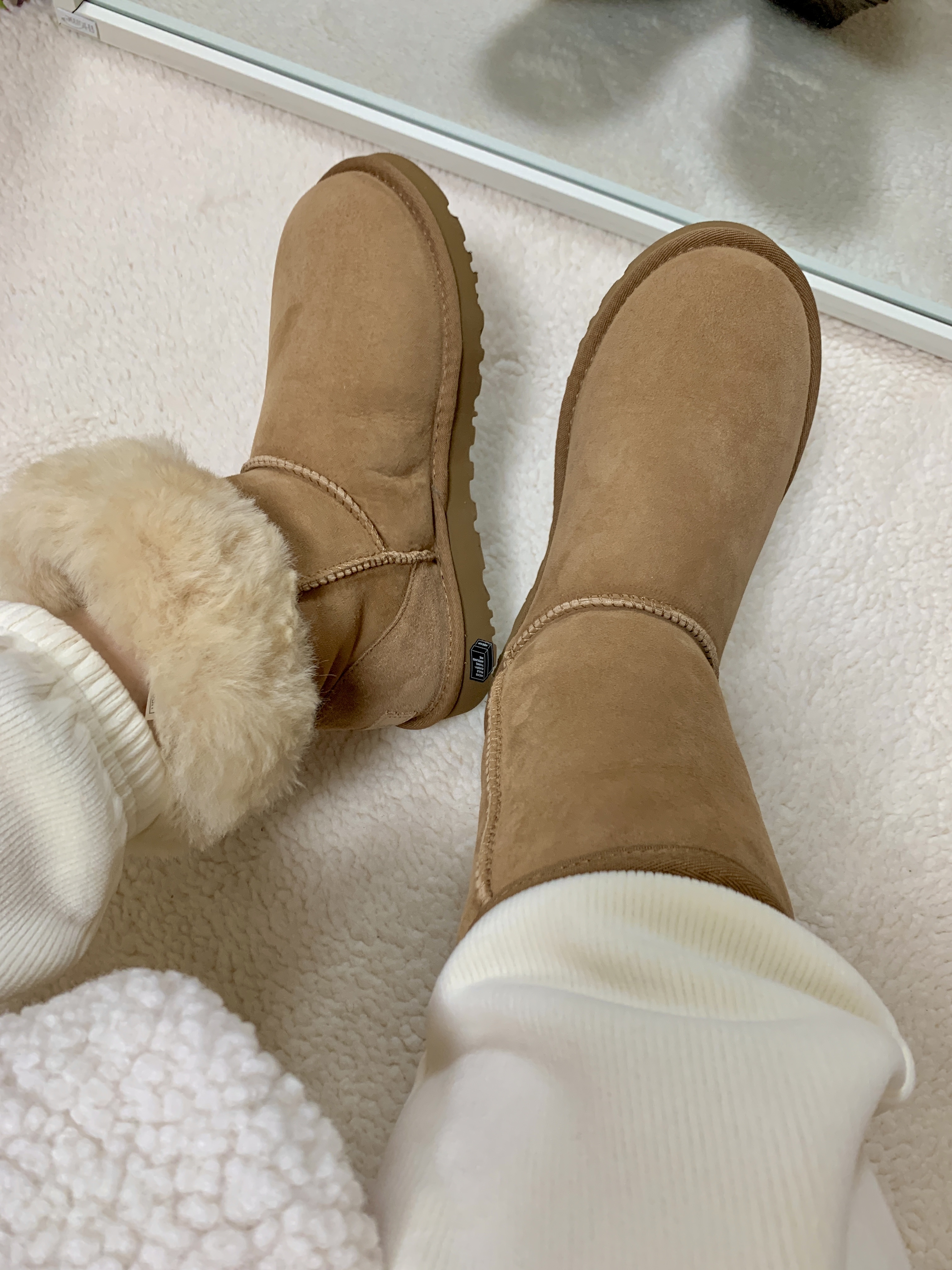 (W) UGG Classic Short II Boots Chestnut 착용 스타일 - 2