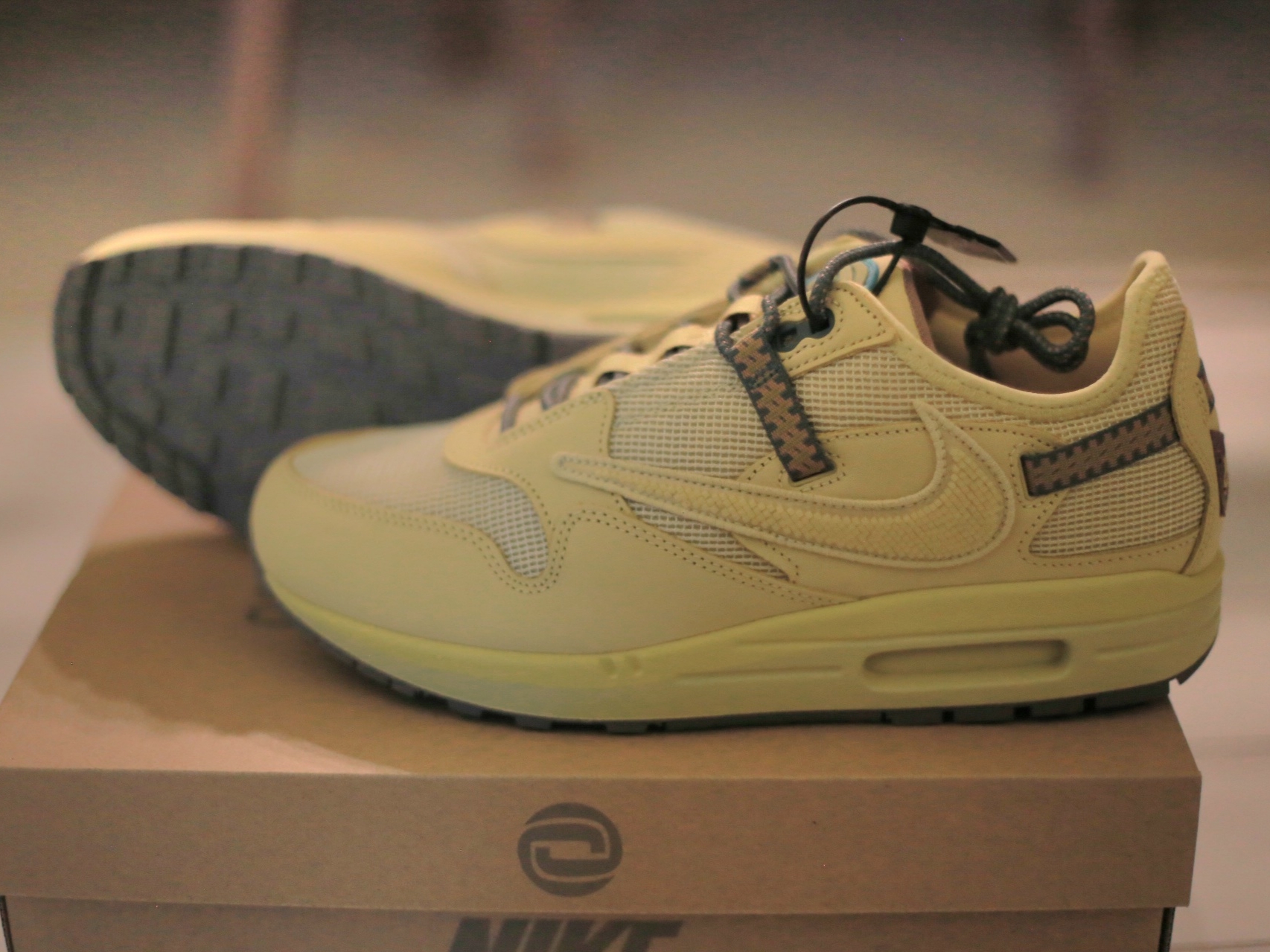 Nike x Travis Scott Air Max 1 Cact.us Gold 착용 스타일 - 4