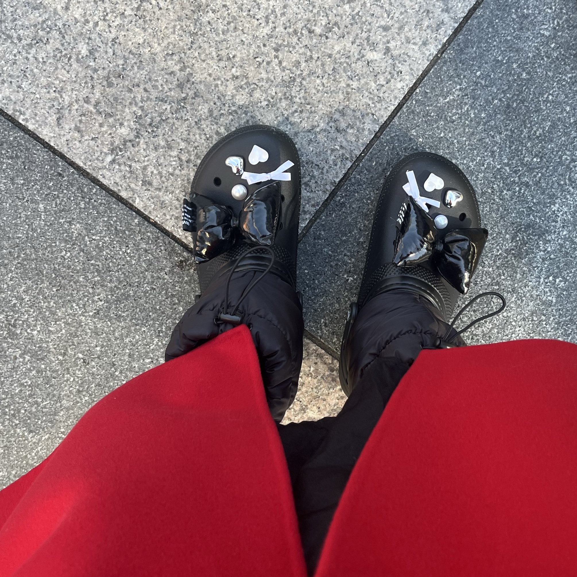 Crocs Classic Lined Neo Puff Boot Black 착용 스타일