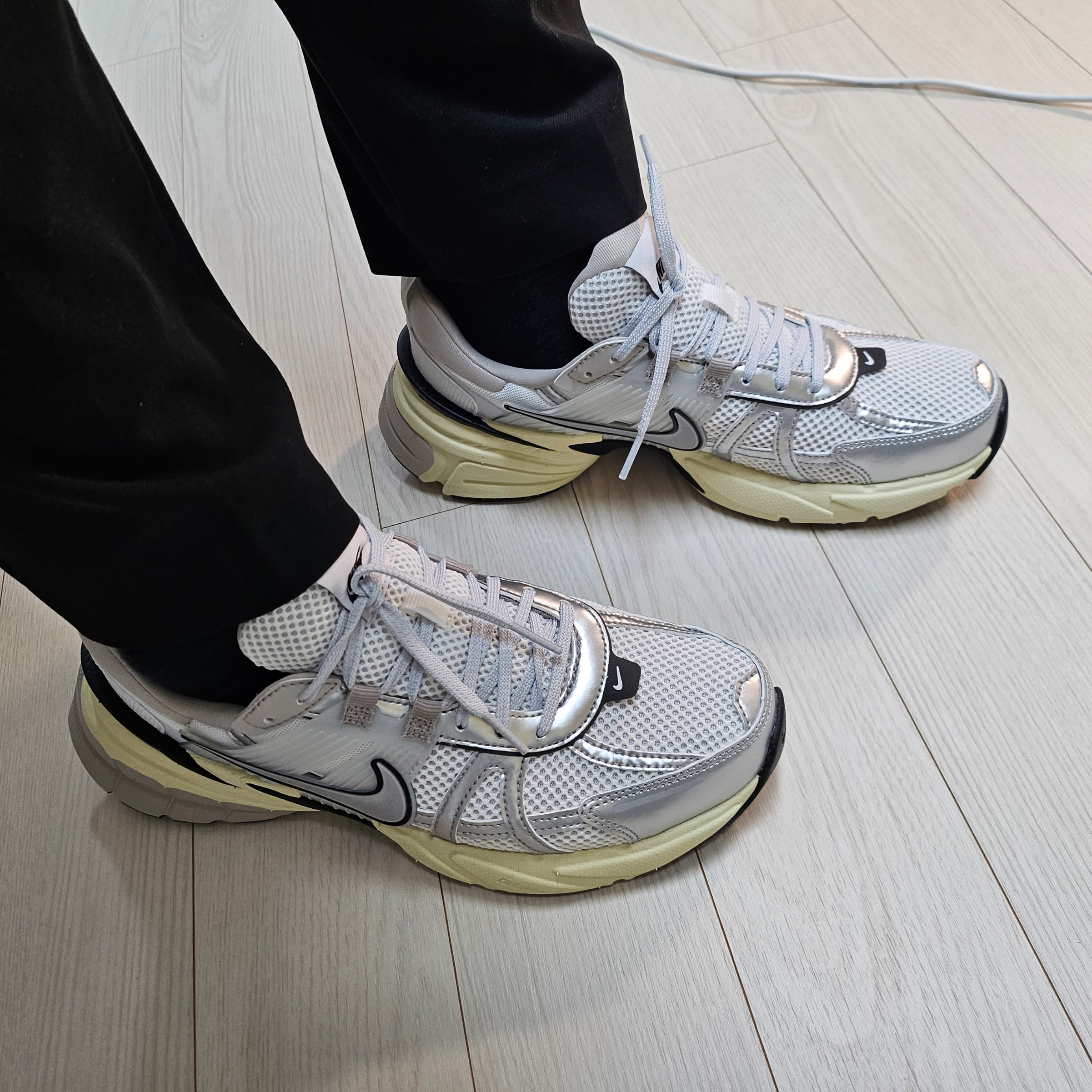 Nike V2K Run Summit White Metallic Silver 착용 스타일
