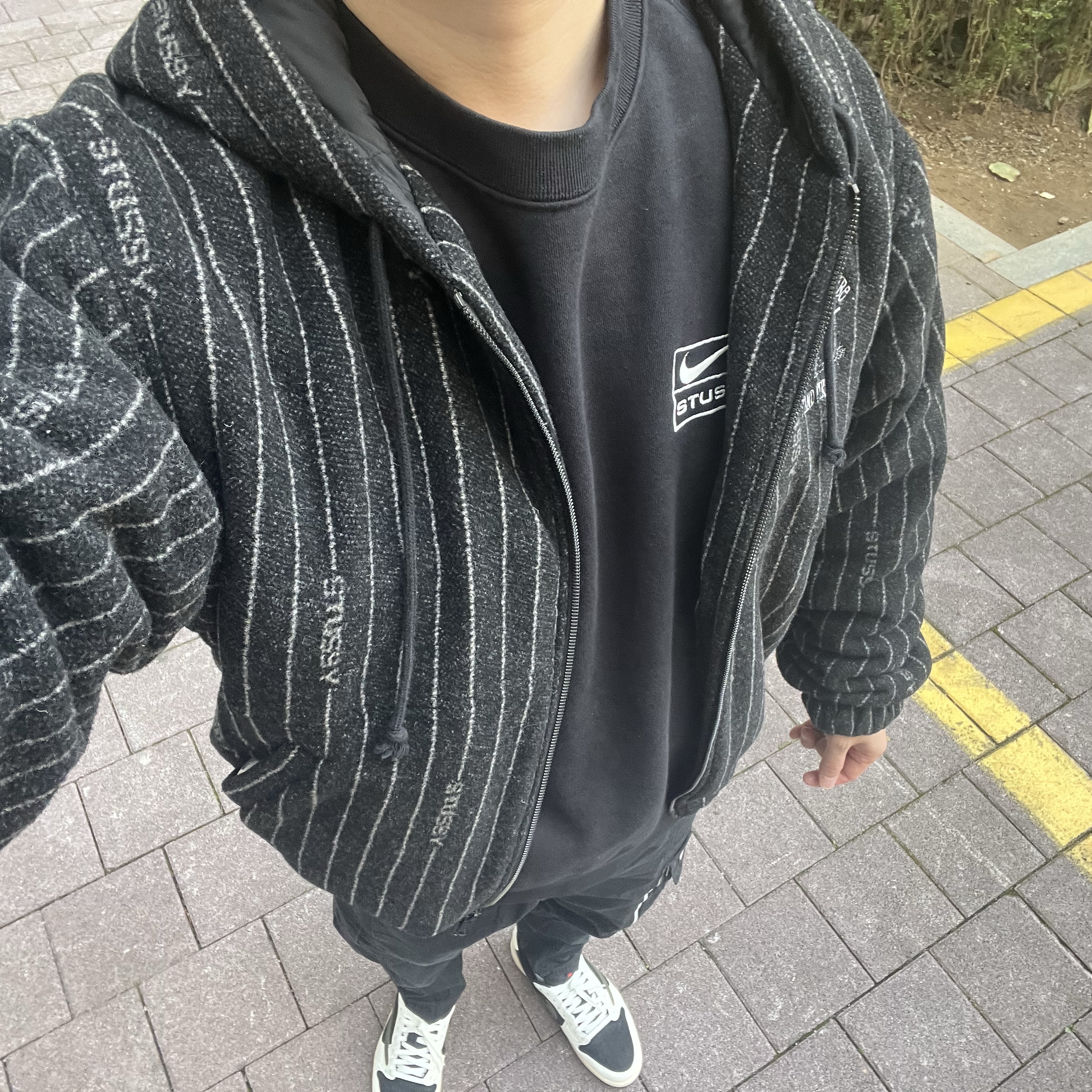 Nike x Stussy NRG Striped Wool Jacket Black (DR4023-010), (W) Jordan 1 x Travis Scott Retro Low OG SP Medium Olive 착용 스타일