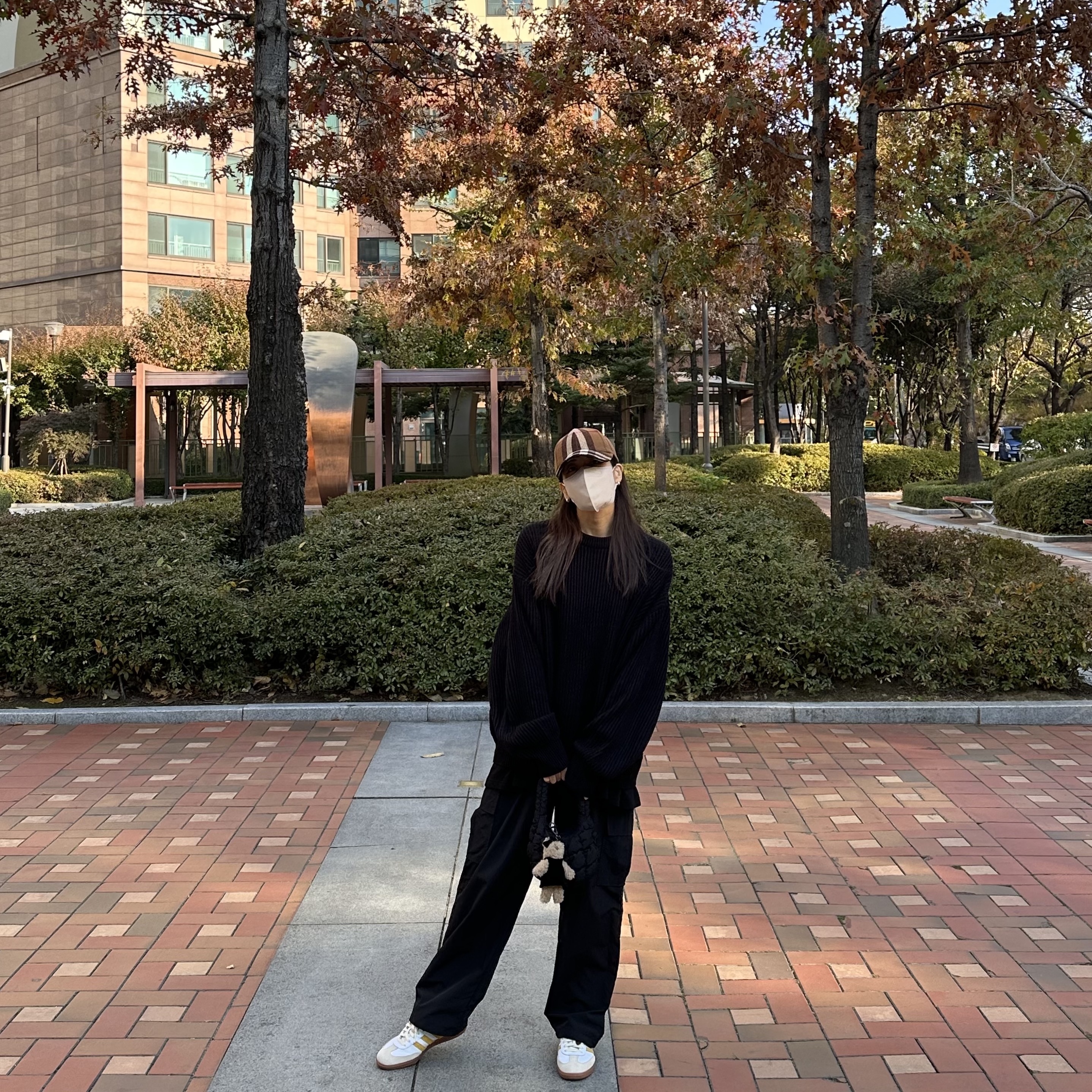 COS Quilted Micro Bag Black, (W) Burberry Exaggerated Check Wool Baseball Cap Birch Brown 착용 스타일 - 1