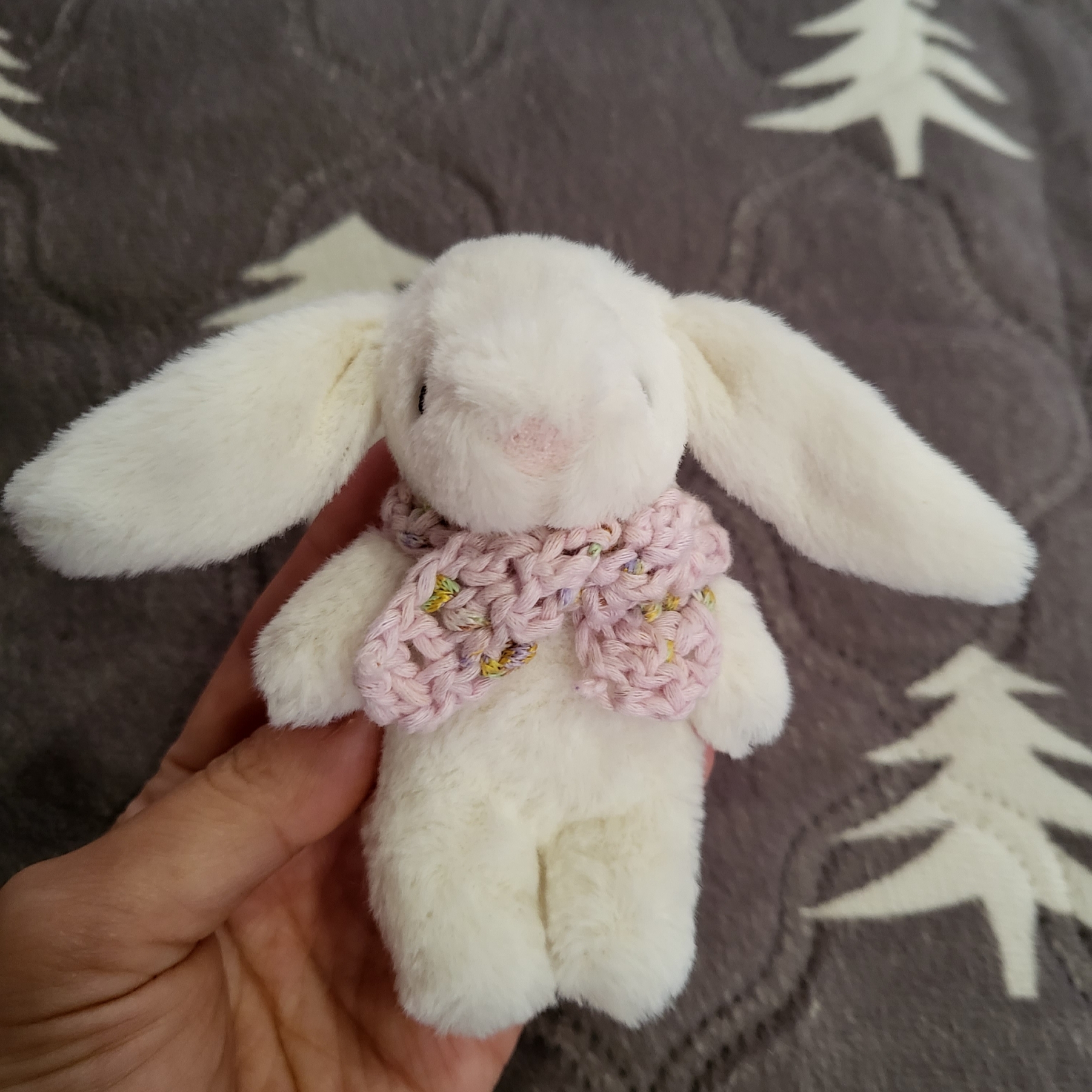 Jellycat Bashful Bunny Bag Charm Cream 착용 스타일