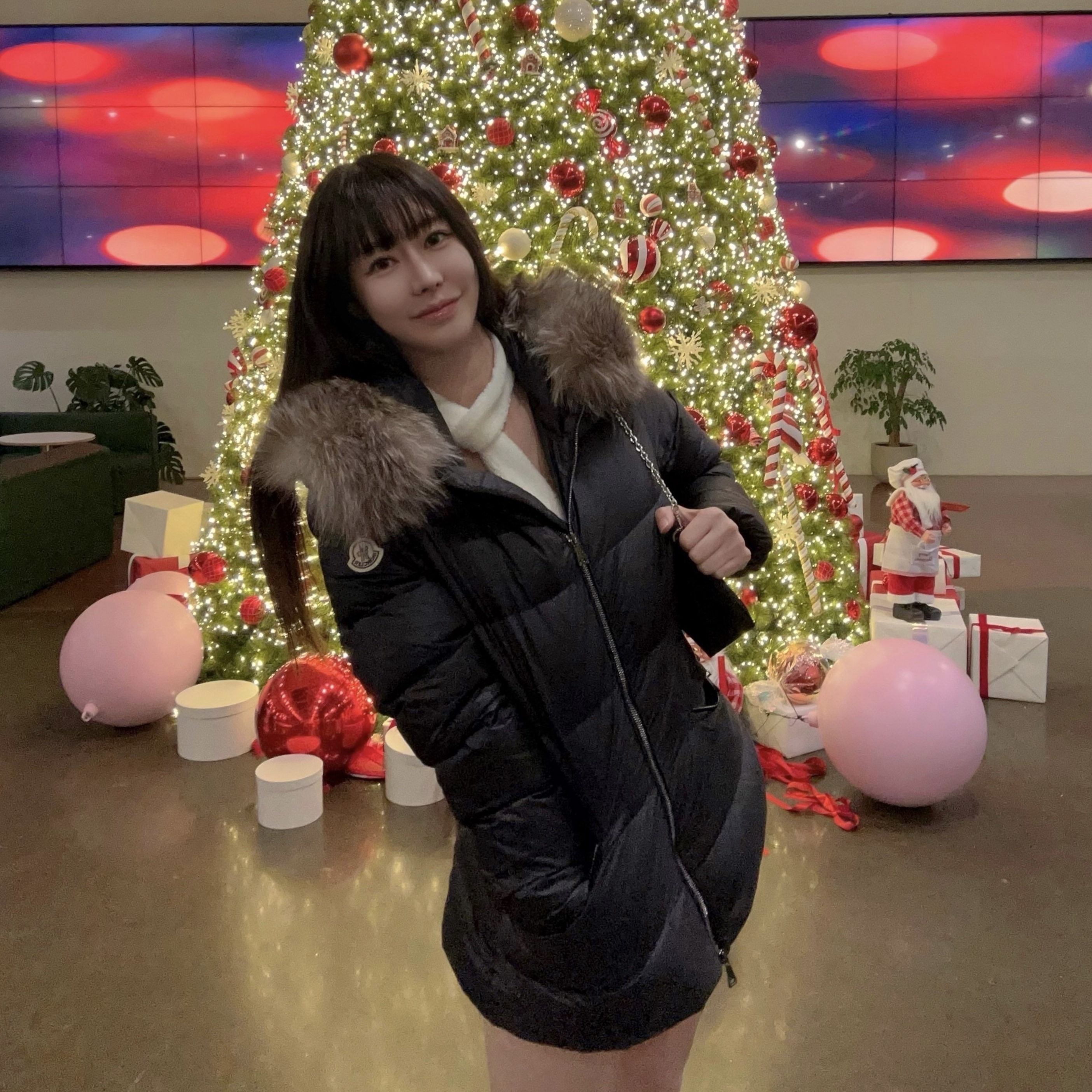 (W) Moncler Boed Short Down Jacket Black - 22FW, Prada Re-Edition 2005 Re-Nylon Shoulder Bag Black 착용 스타일 - 1