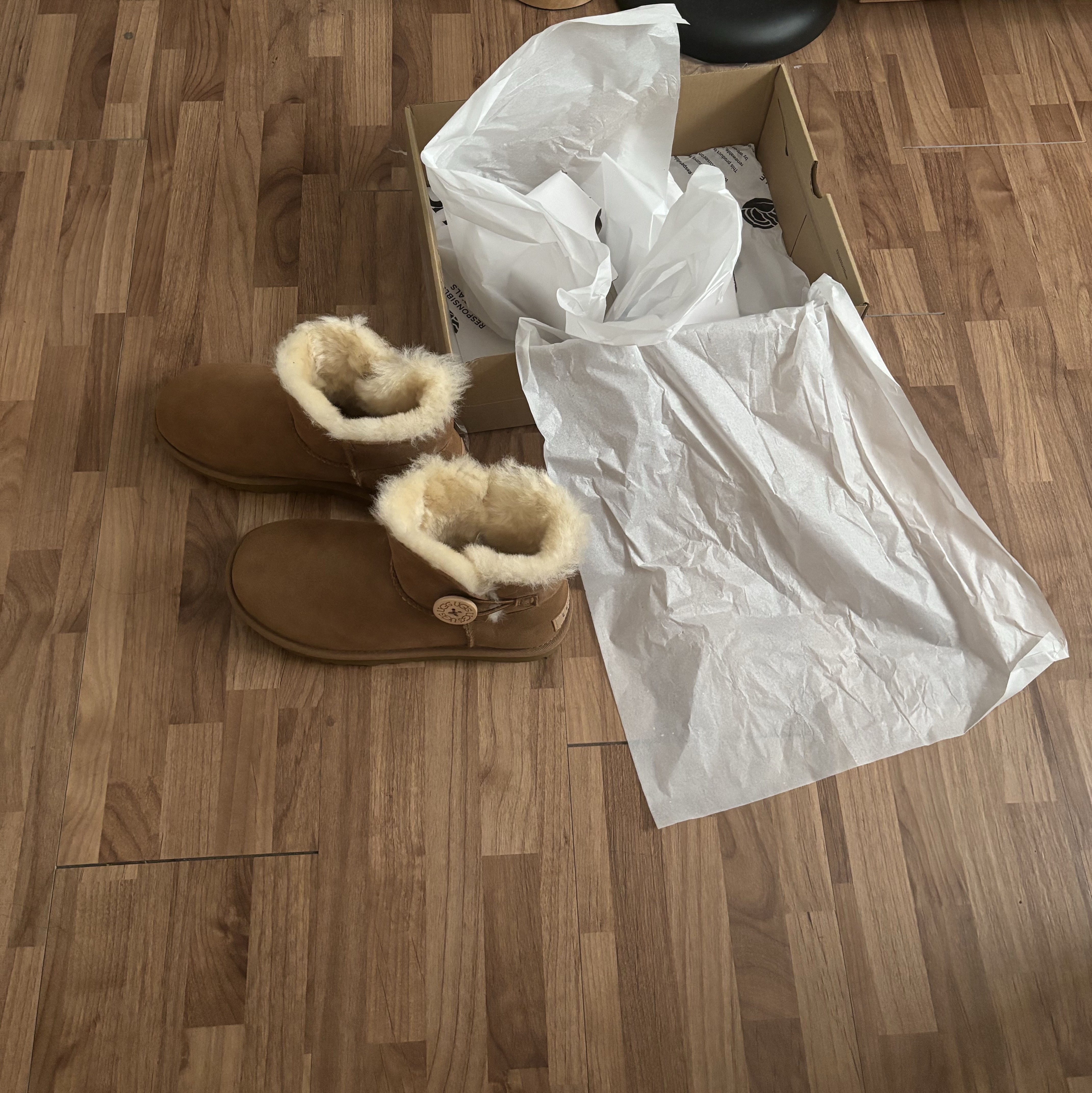(W) UGG Mini Bailey Button II Boots Chestnut 착용 스타일 - 3