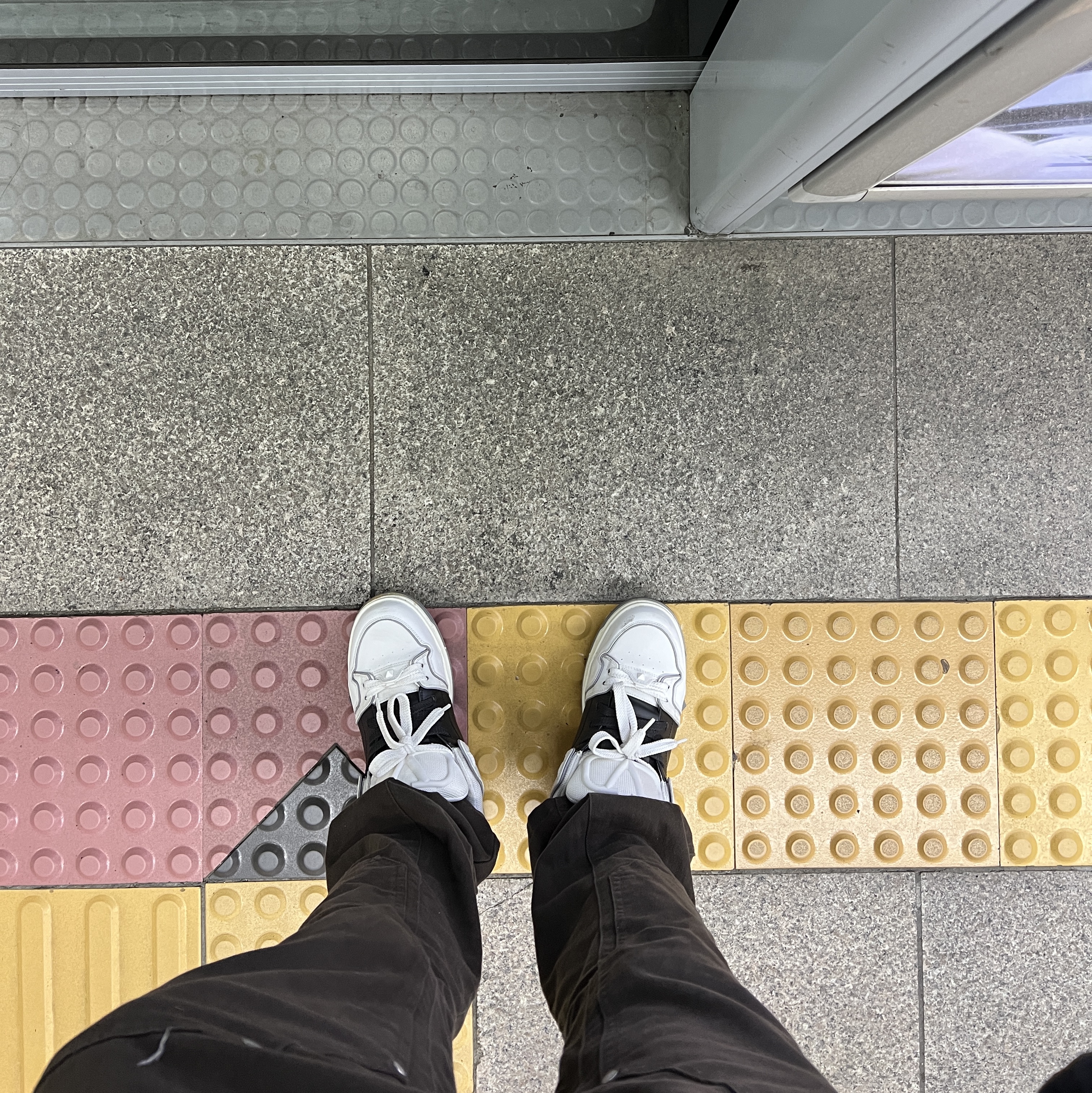 Valentino Open Skate Calfskin and Fabric Sneakers White Black, Arc'teryx Beta LT Jacket Black 착용 스타일 - 1