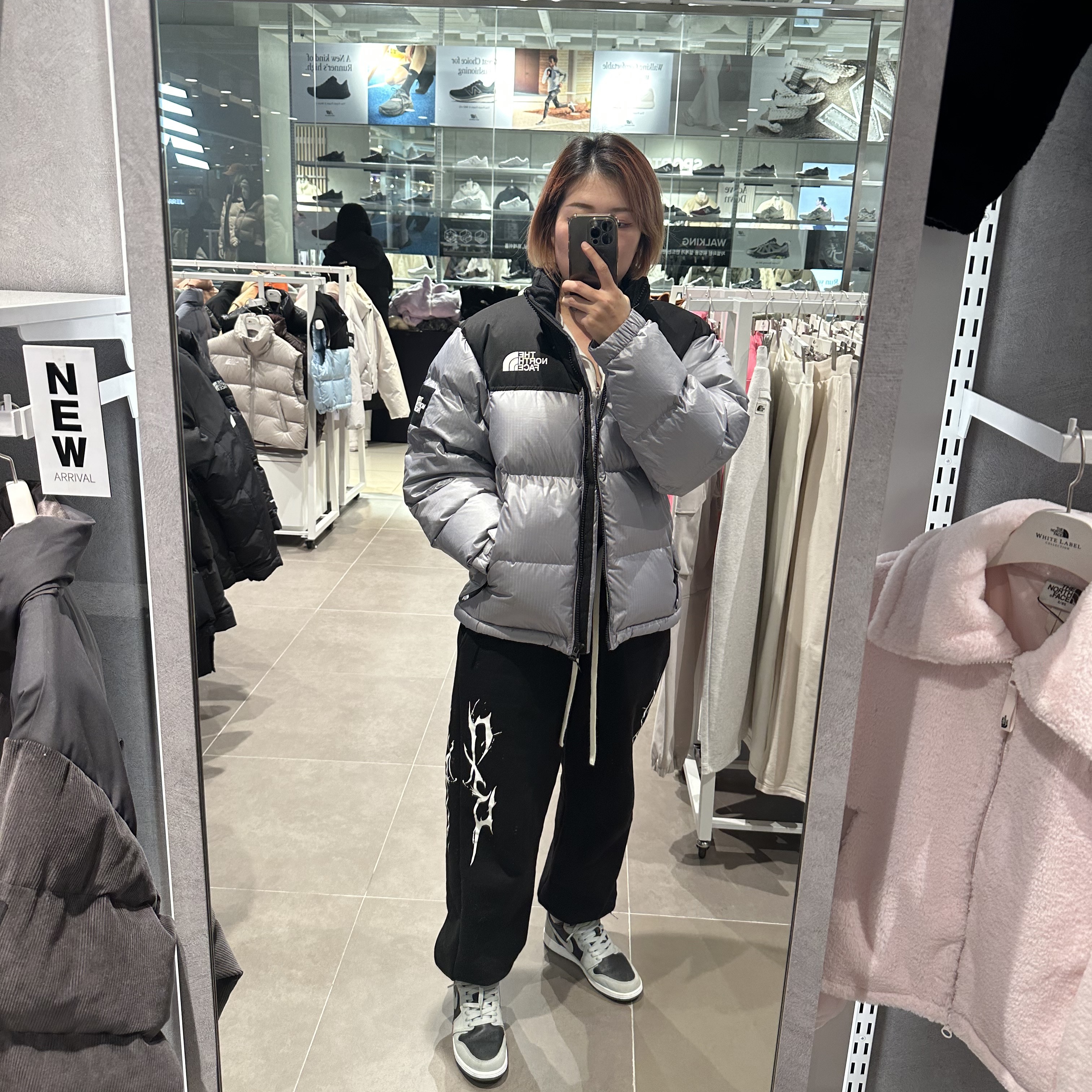 (W) The North Face White Label Novelty Nuptse Down Jacket Black, (GS) Jordan 1 Retro High OG Shadow 2.0 착용 스타일 - 5