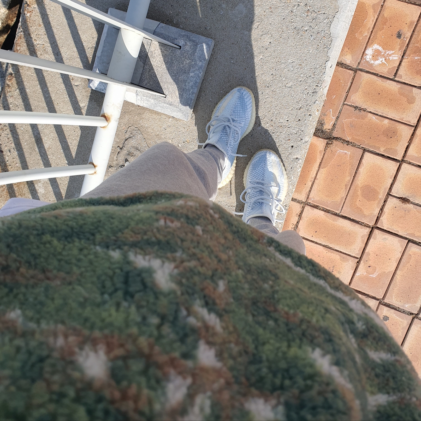 Adidas Yeezy Boost 350 V2 Cloud White - Non-Reflective, IAB Studio x Helinox Jacquard Half Zip-Up Bukhansan 착용 스타일