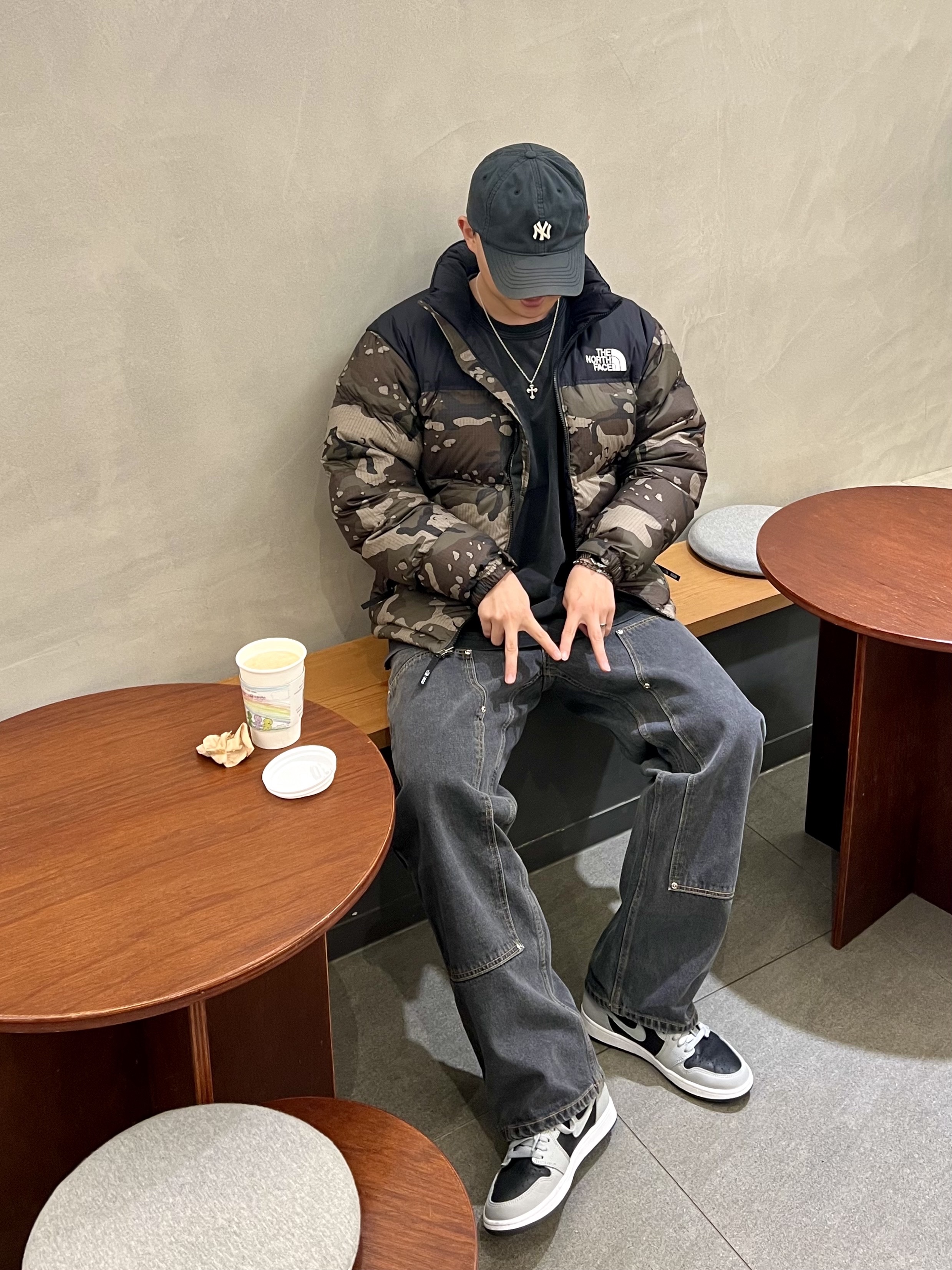 The North Face 1996 Novelty Nuptse Jacket Woodland Camo, Jordan 1 Retro High OG Shadow 2.0 착용 스타일