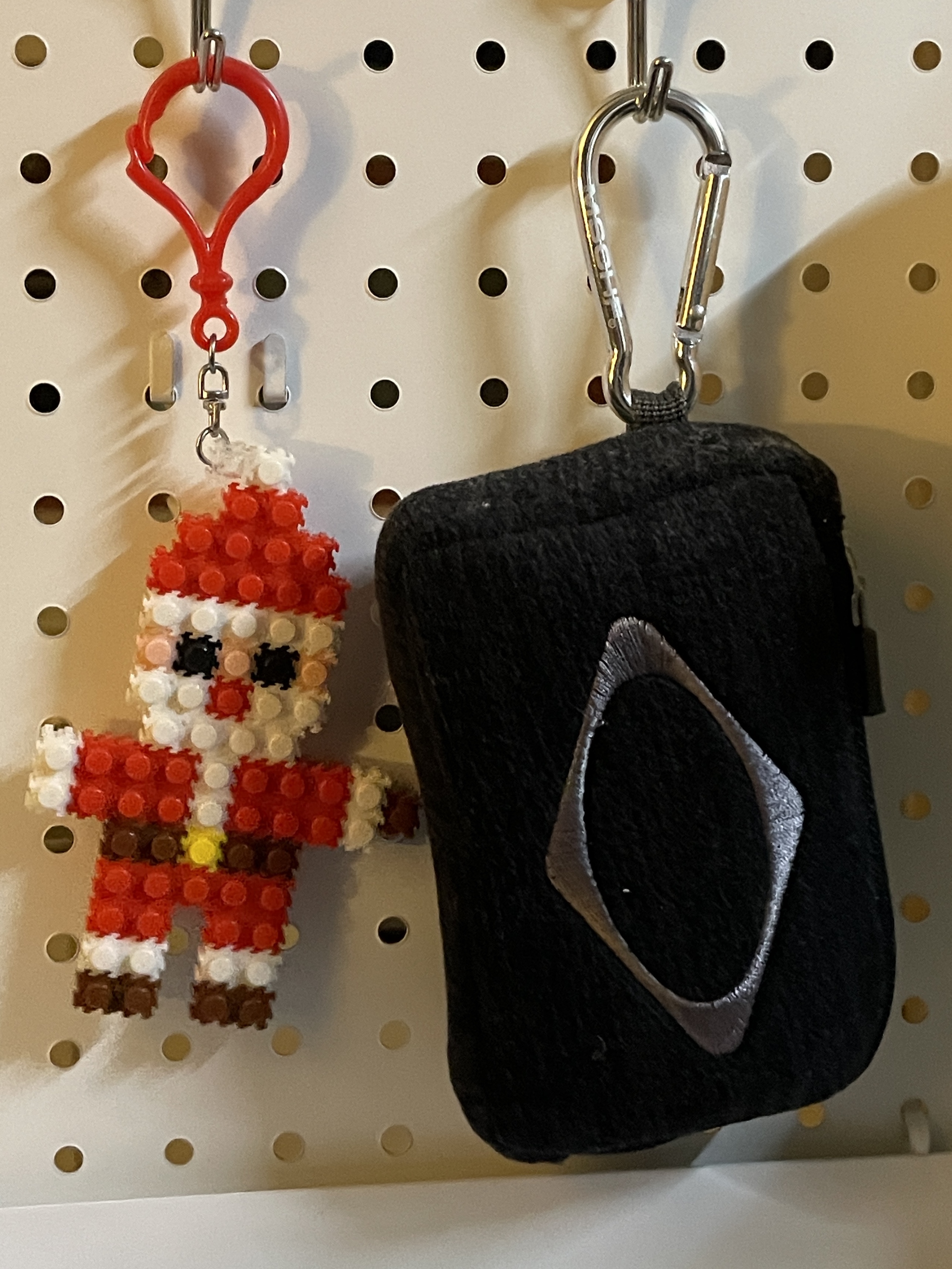 Mischief Rhombus Carabiner Mini Pouch Charcoal 착용 스타일
