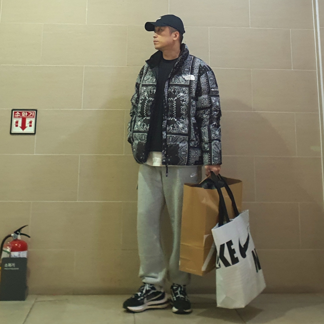 The North Face Novelty Lofty Down Jacket Real Black, Nike x Sacai VaporWaffle Black White 착용 스타일 - 4