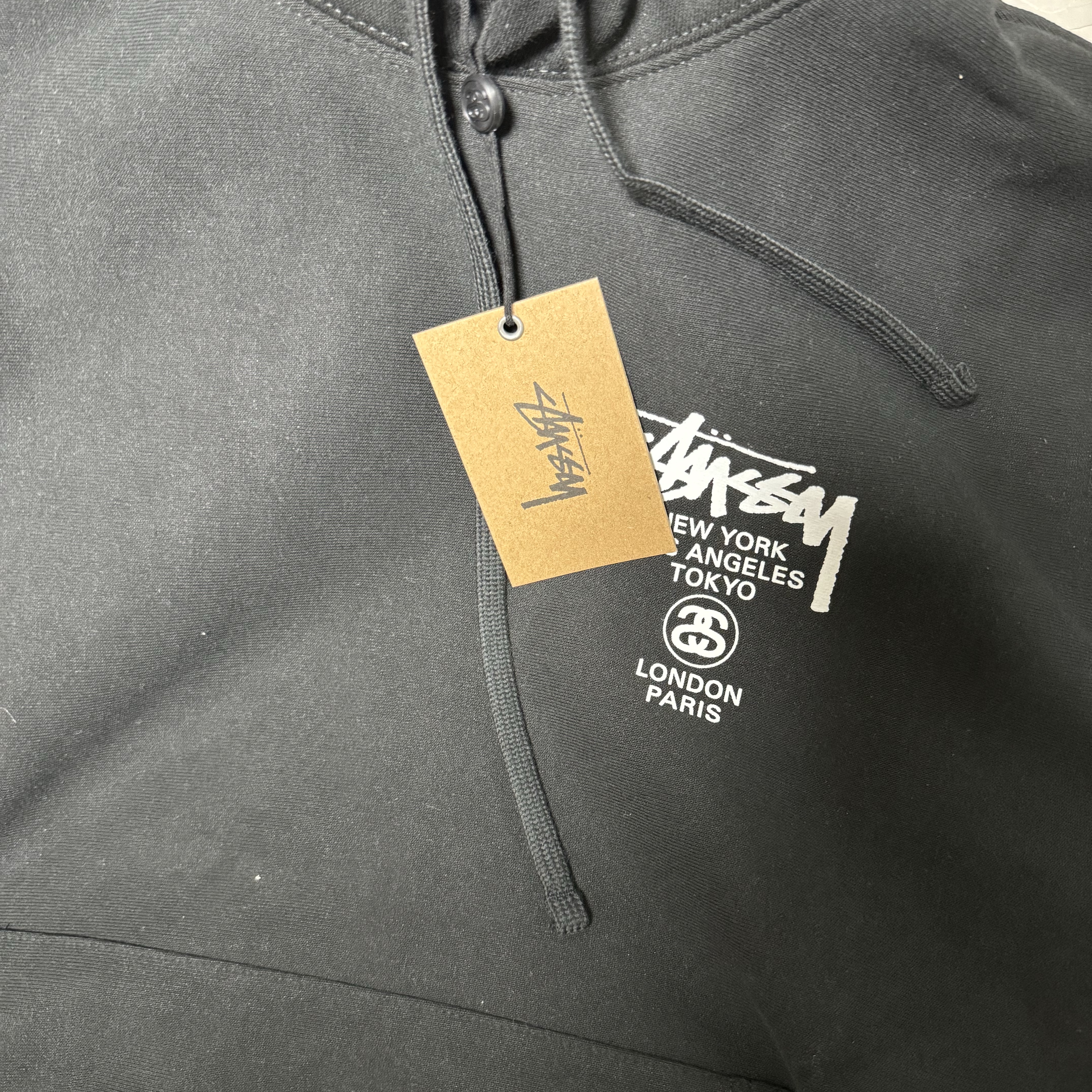 Stussy World Tour Hoodie Black 2022 착용 스타일 - 1