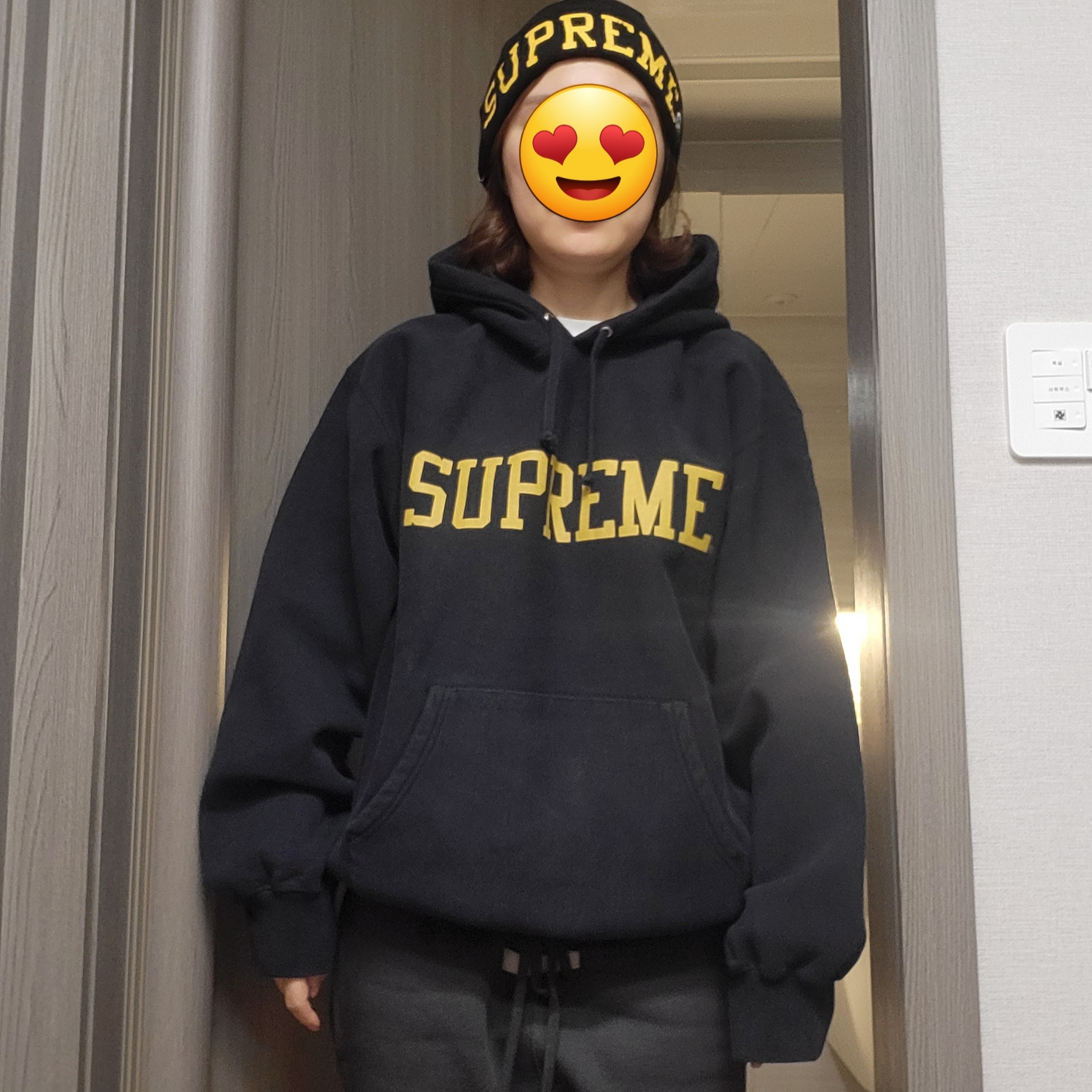 Supreme Varsity Hooded Sweatshirt Black - 23FW, Supreme New Era Varsity Beanie Black - 23FW 착용 스타일