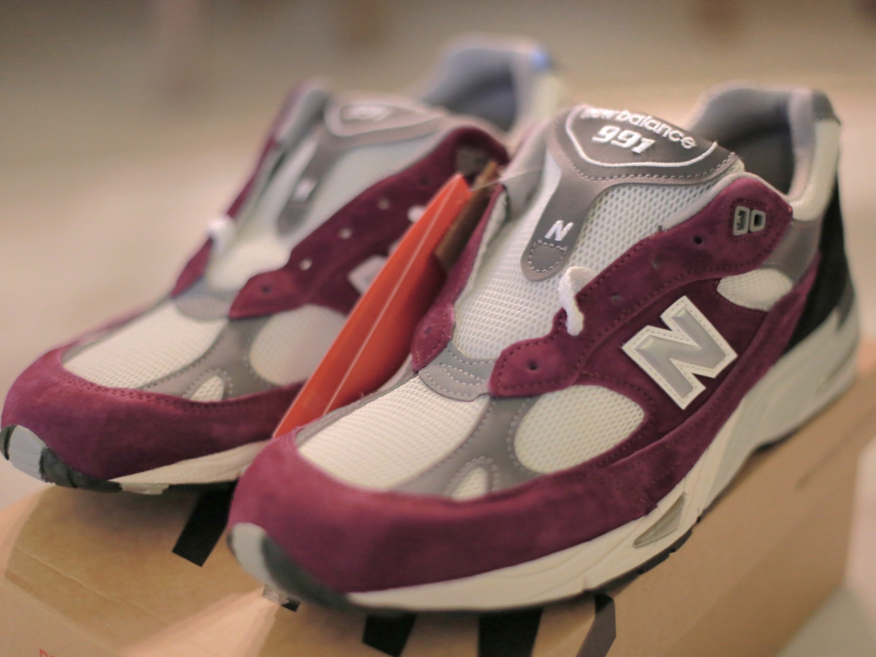 New Balance 991 Made in UK Bright Renaissance Grape Juice 착용 스타일 - 2