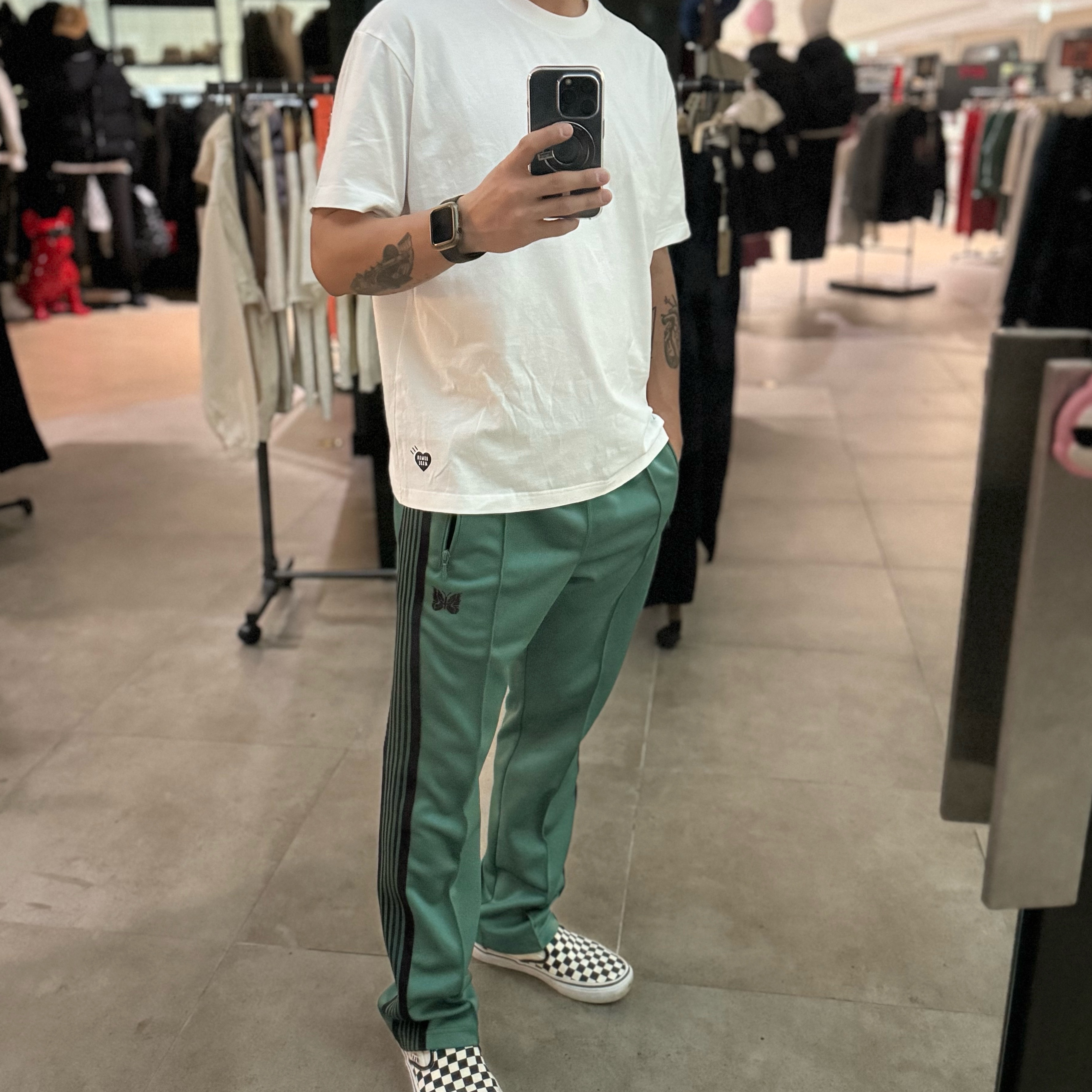 Human Made T-Shirts White (3 Pack), Needles Narrow Track Pants Poly Smooth Emerald 착용 스타일