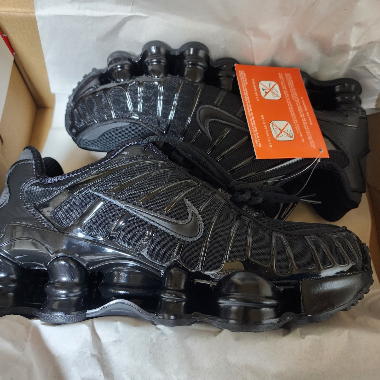 (W) Nike Shox TL Black and Max Orange 착용 스타일 - 2