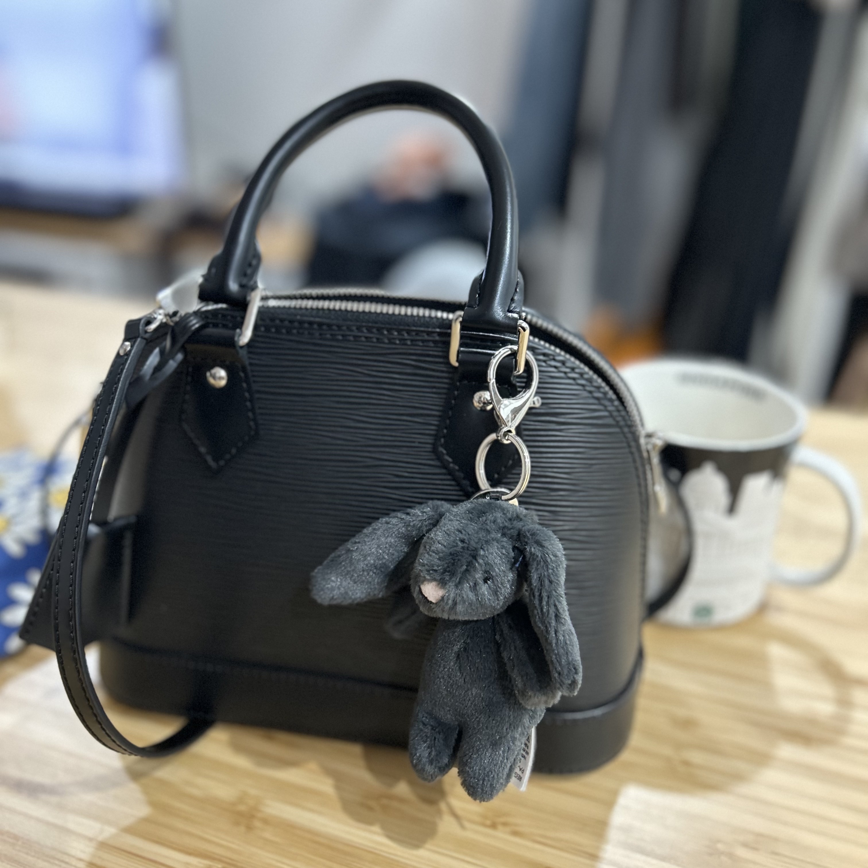 Jellycat Bashful Bunny Bag Charm Ink 착용 스타일