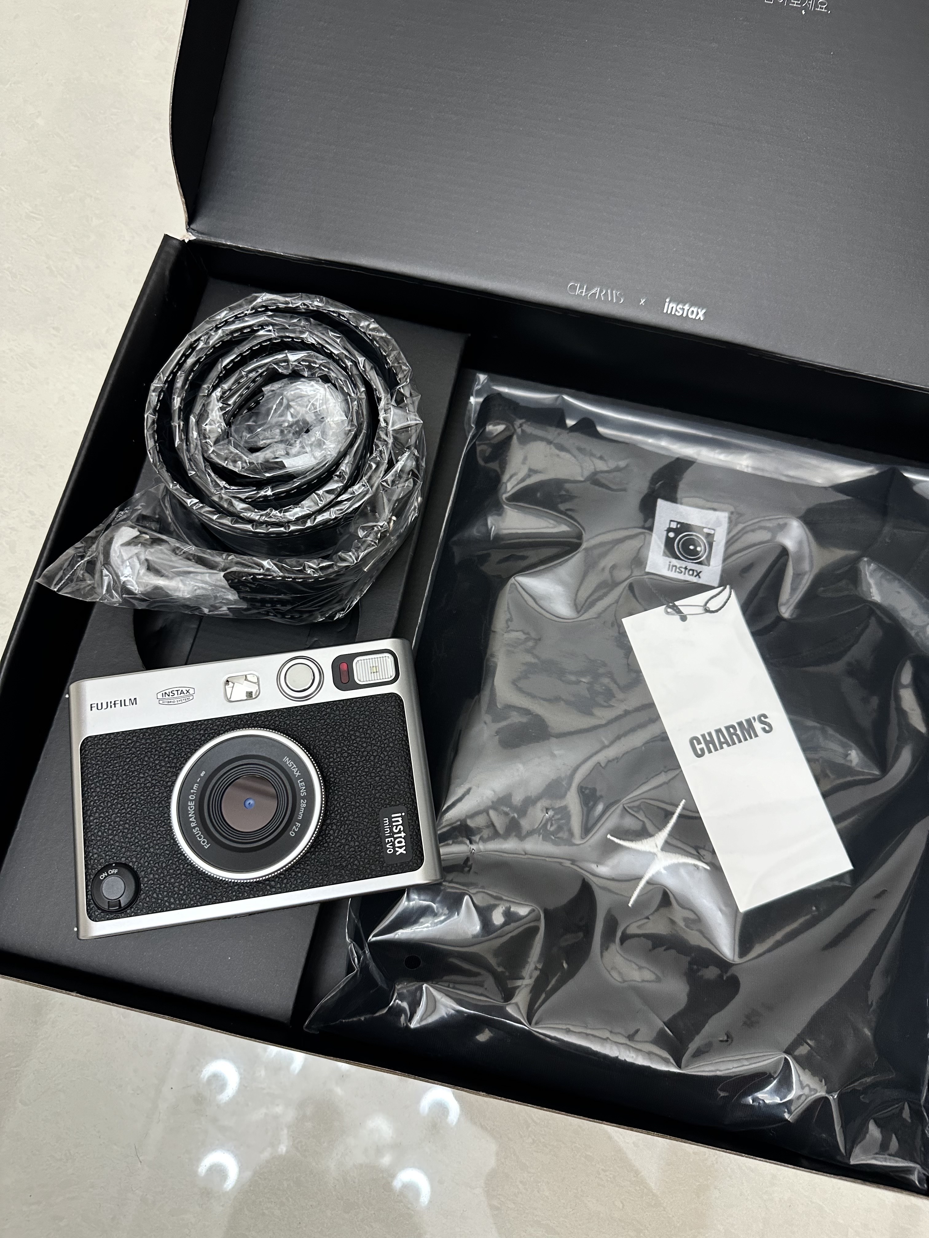 Fujifilm Instax Mini Evo Black Silver USB B Type (Korean Ver.) 착용 스타일