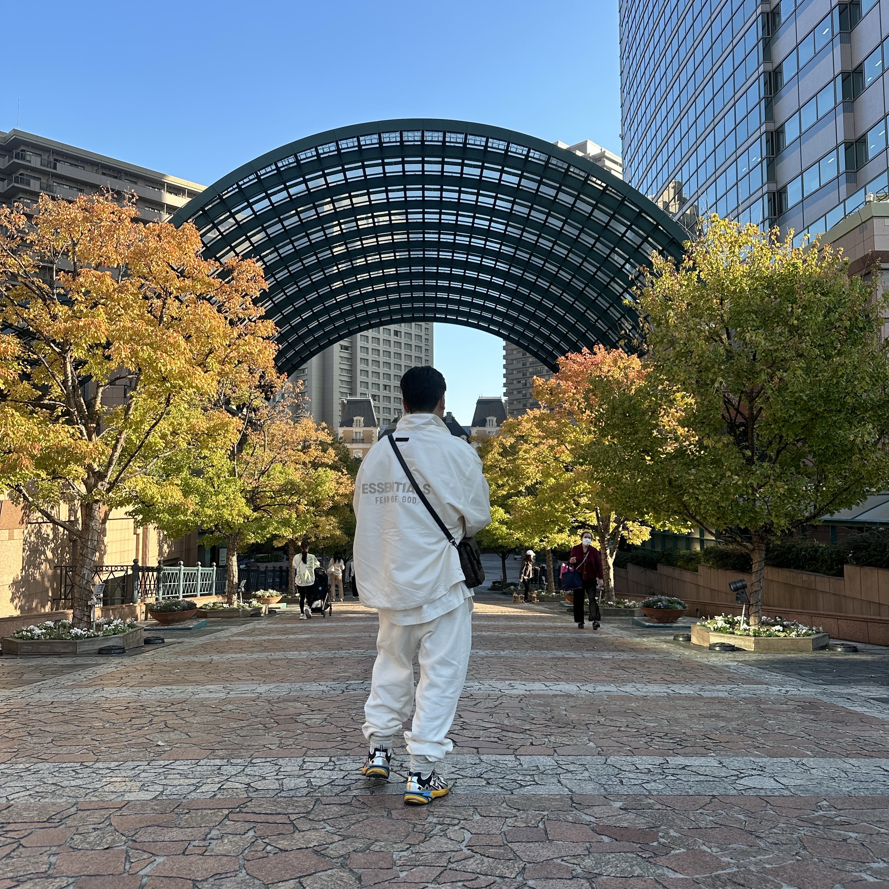 Essentials Coaches Jacket Cloud Dancer - 23FW, Essentials Sweatpants Cloud Dancer - 23FW 착용 스타일