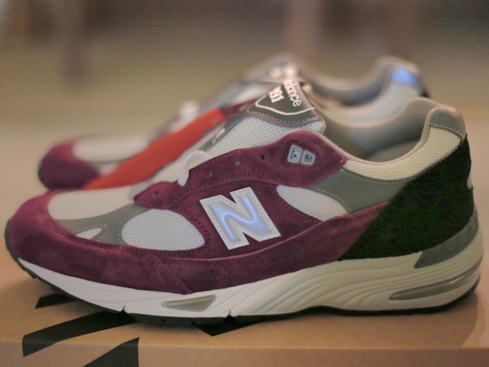 New Balance 991 Made in UK Bright Renaissance Grape Juice 착용 스타일 - 1