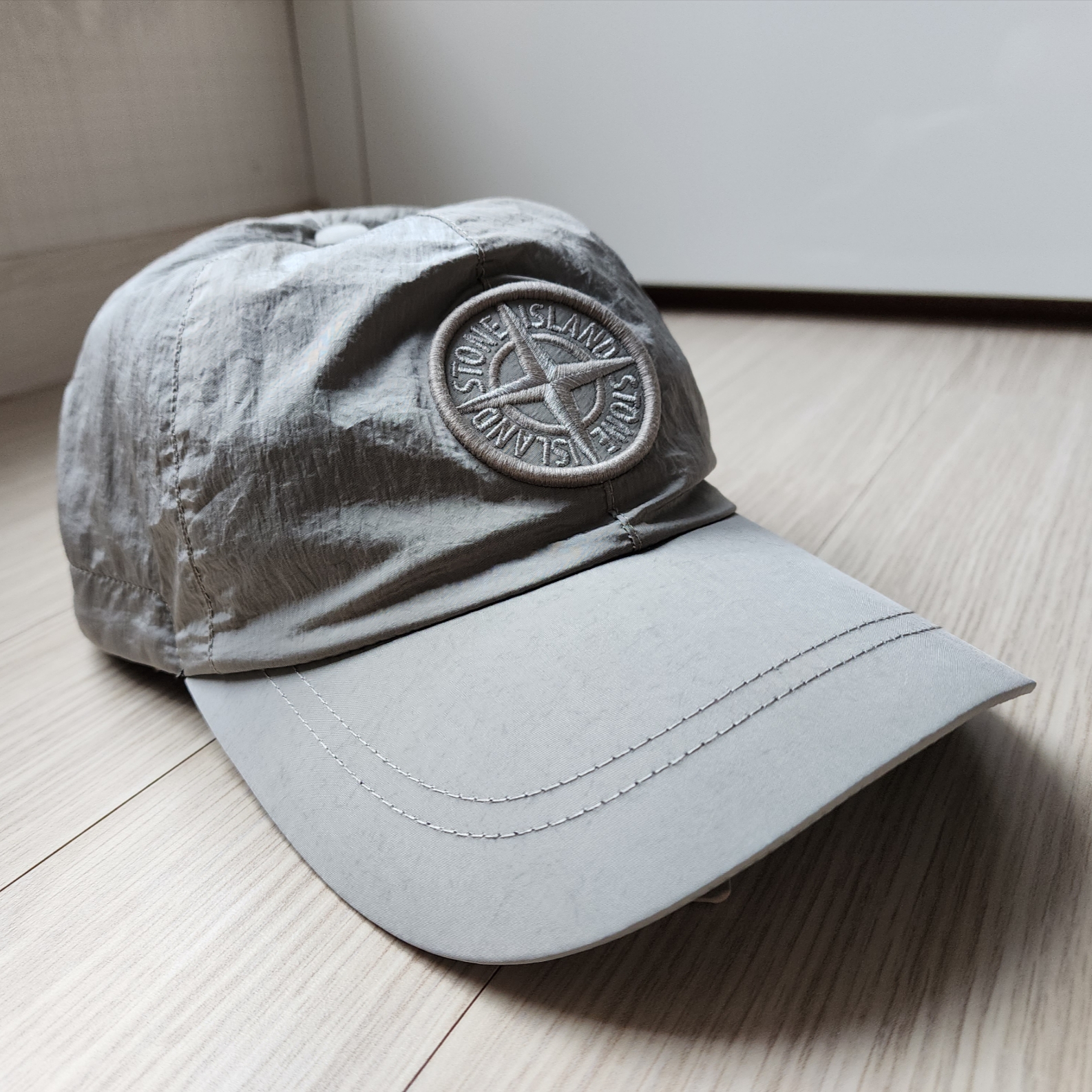Stone Island 99576 Nylon Metal 6-Panel Cap Stucco - 23FW 착용 스타일