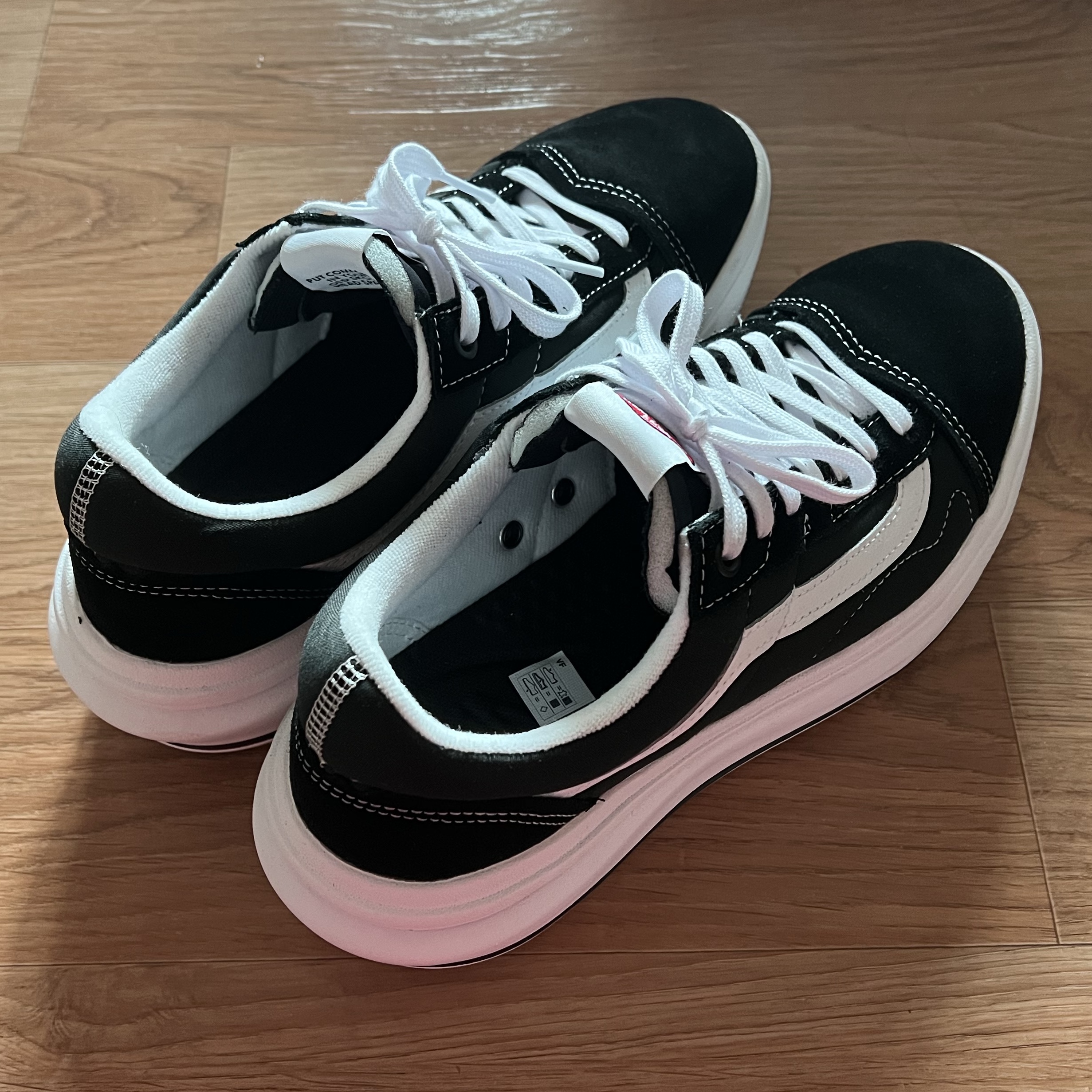 Vans Old Skool Overt CC Black White 착용 스타일 - 2
