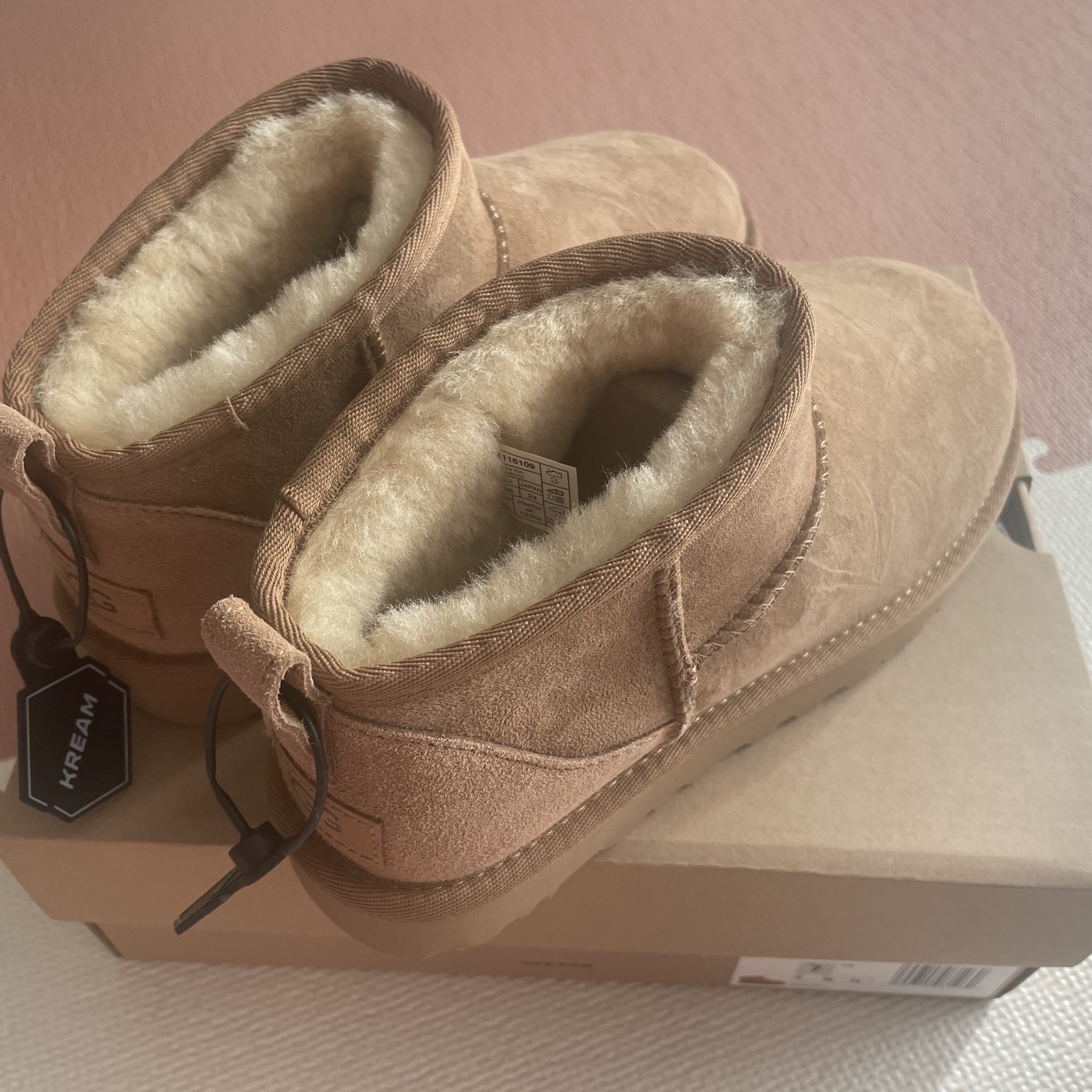 (W) UGG Classic Ultra Mini Boots Sand 착용 스타일 - 2