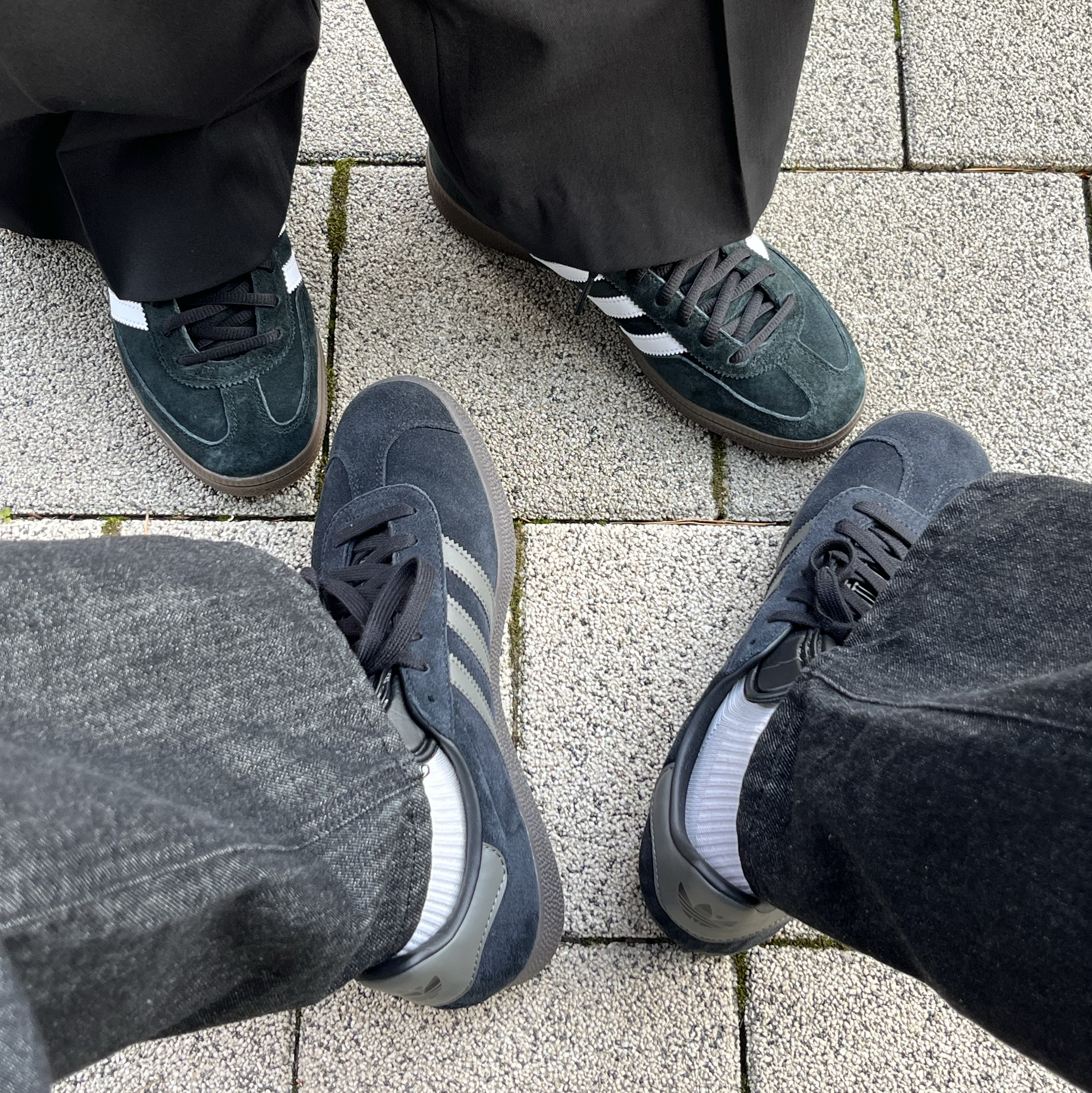 Adidas Spezial Handball Core Black, Adidas Gazelle Core Black Gold Metallic Gum 착용 스타일 - 1