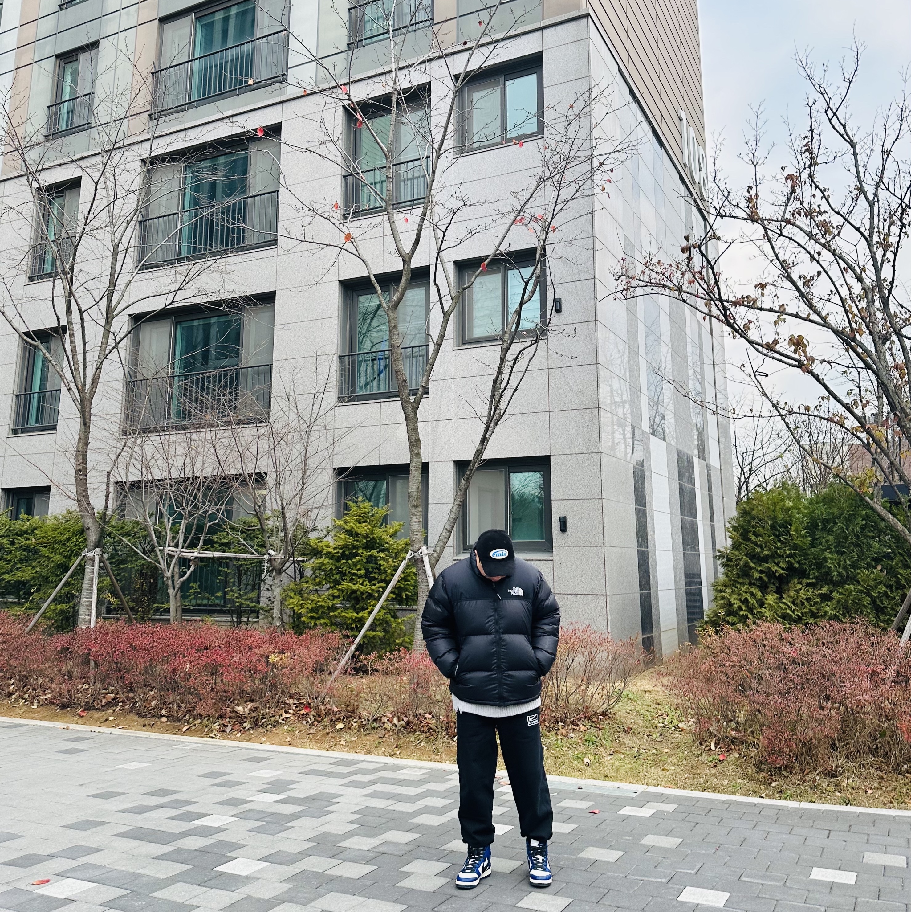 Emis Corduroy Wappen Ball Cap Black, The North Face 1996 Eco Nuptse Jacket Black 착용 스타일 - 1