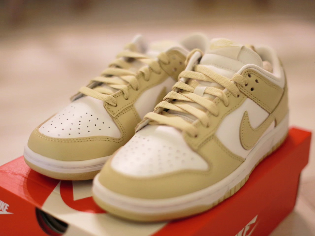 Nike Dunk Low Team Gold and White 착용 스타일 - 2
