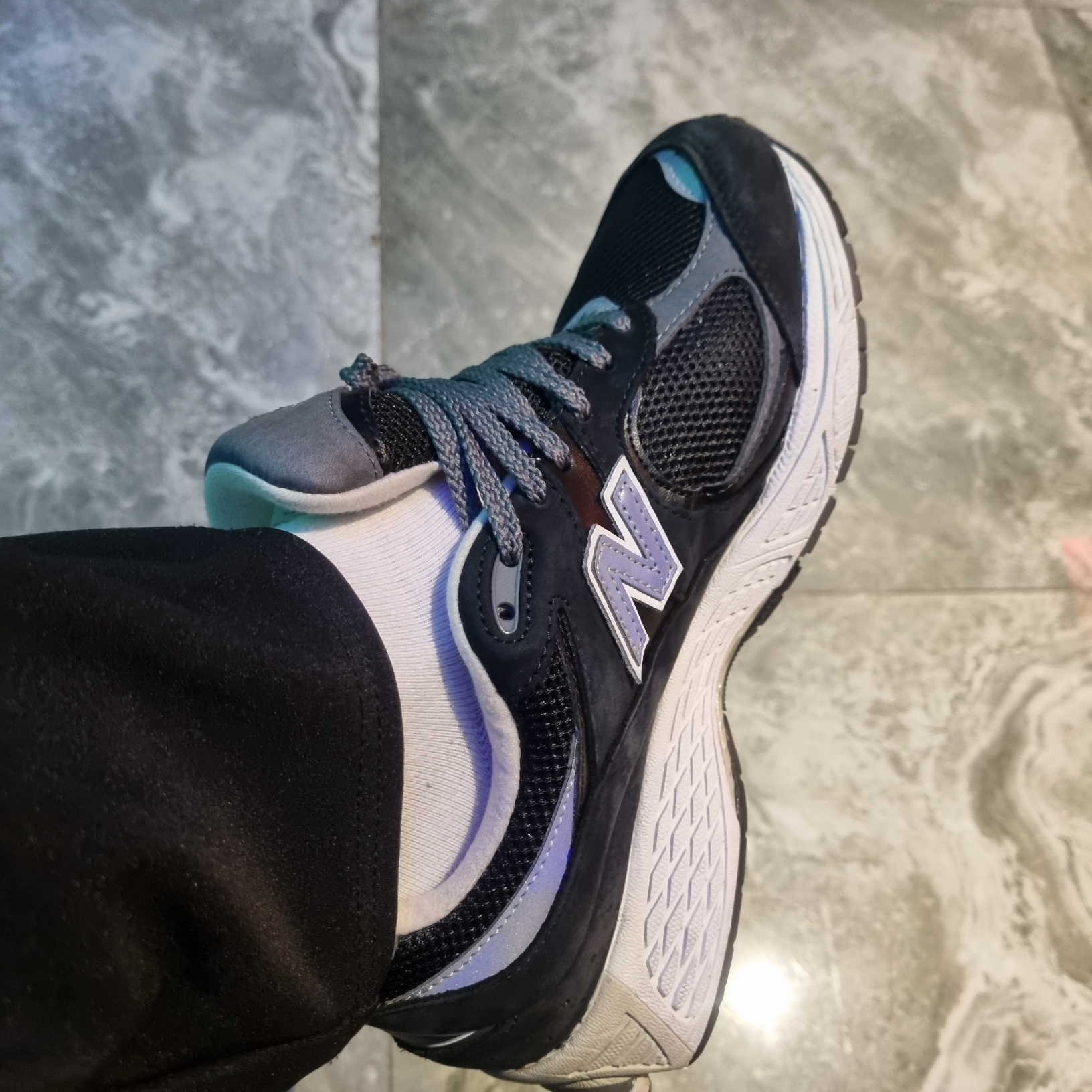 New Balance 2002R Premium Vintage Black 착용 스타일