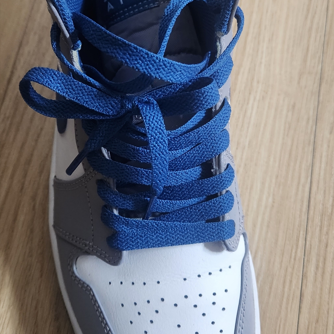 Jordan 1 Mid Cement Grey True Blue 착용 스타일 - 2
