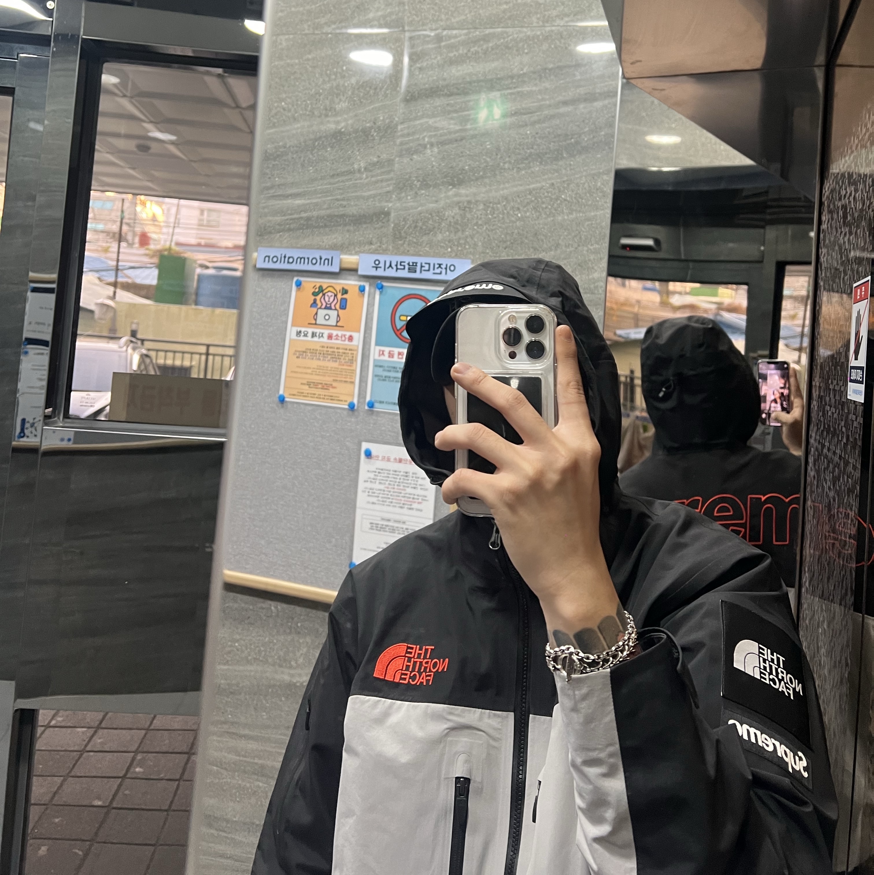 Supreme x The North Face Taped Seam Shell Jacket Grey - 22FW 착용 스타일 - 2