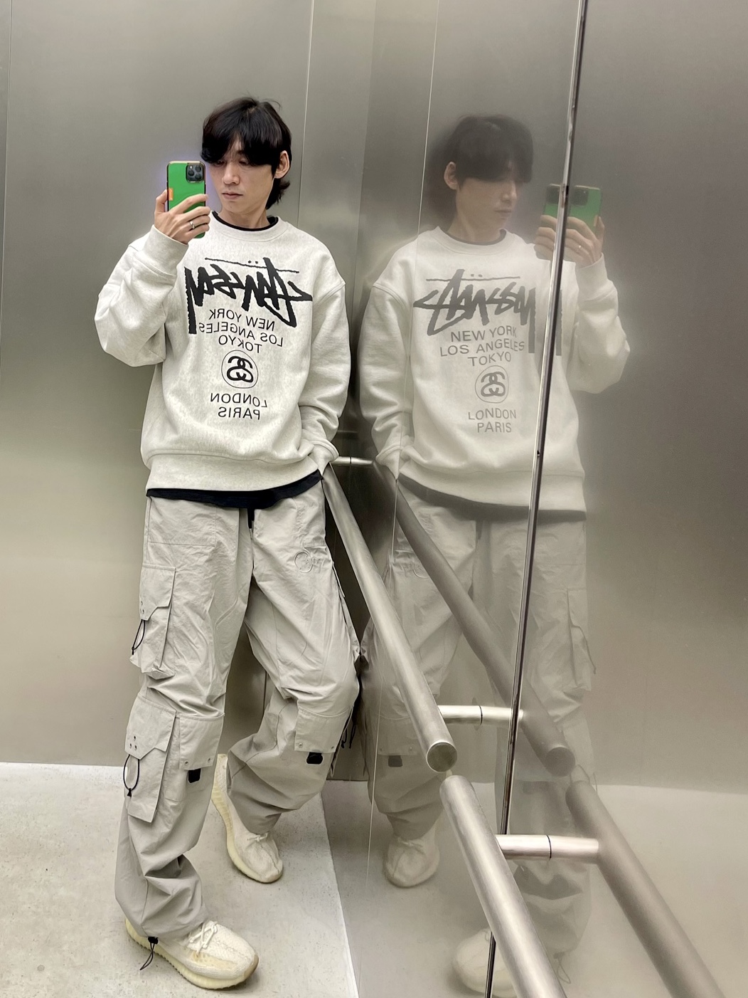 Adidas Yeezy Boost 350 V2 Bone, Stussy World Tour Crew Ash Heather 2022 착용 스타일 - 6