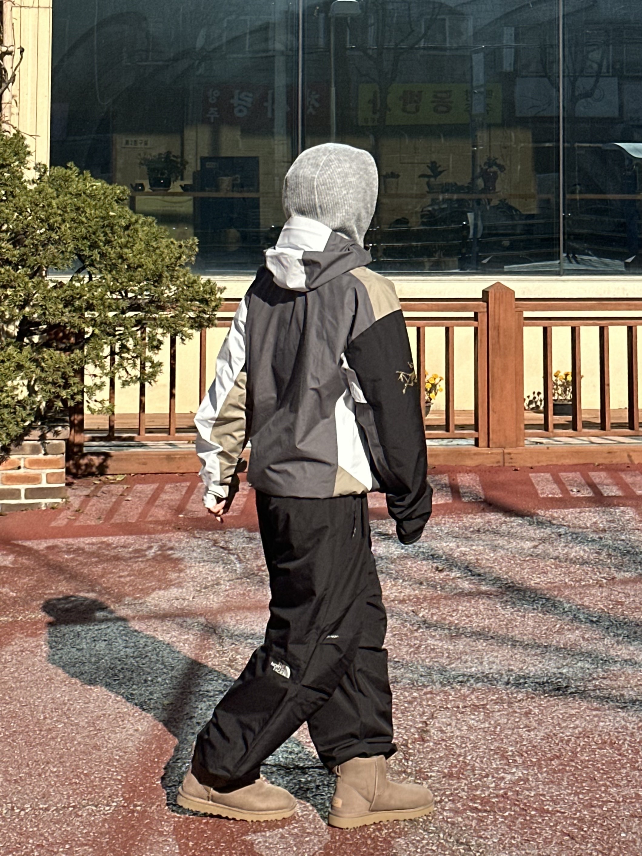 Arc'teryx x Beams Dimensions Beta Jacket Multi, (W) UGG Classic Mini II Boots Caribou 착용 스타일