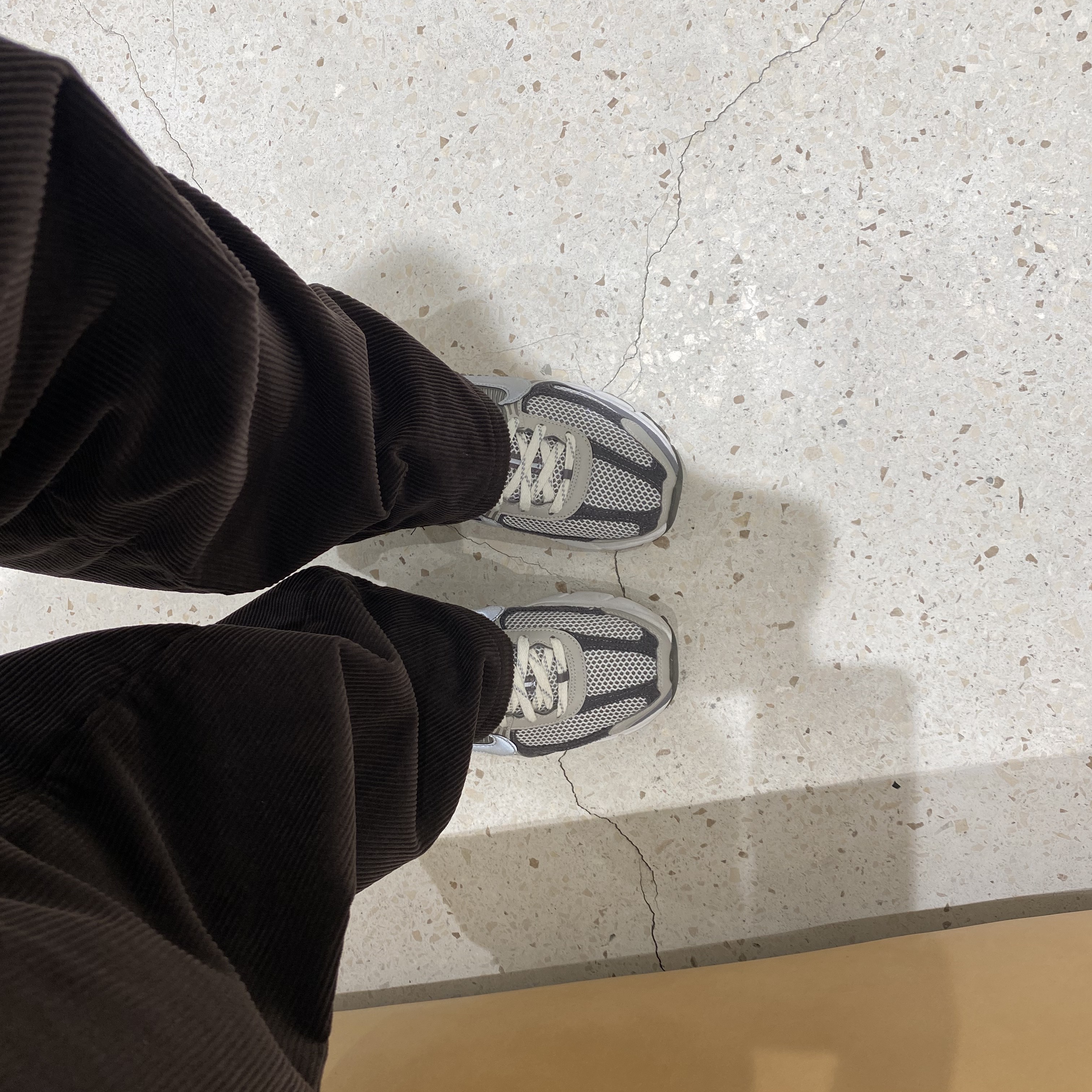 Nike Zoom Vomero 5 PRM Light Iron Ore and Flat Fewter 착용 스타일