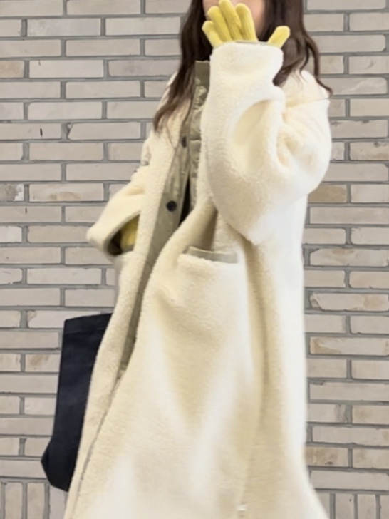 (W) UGG Coquette Slipper Chestnut, A.P.C. Daniela Shopping Bag Indigo 착용 스타일 - 5